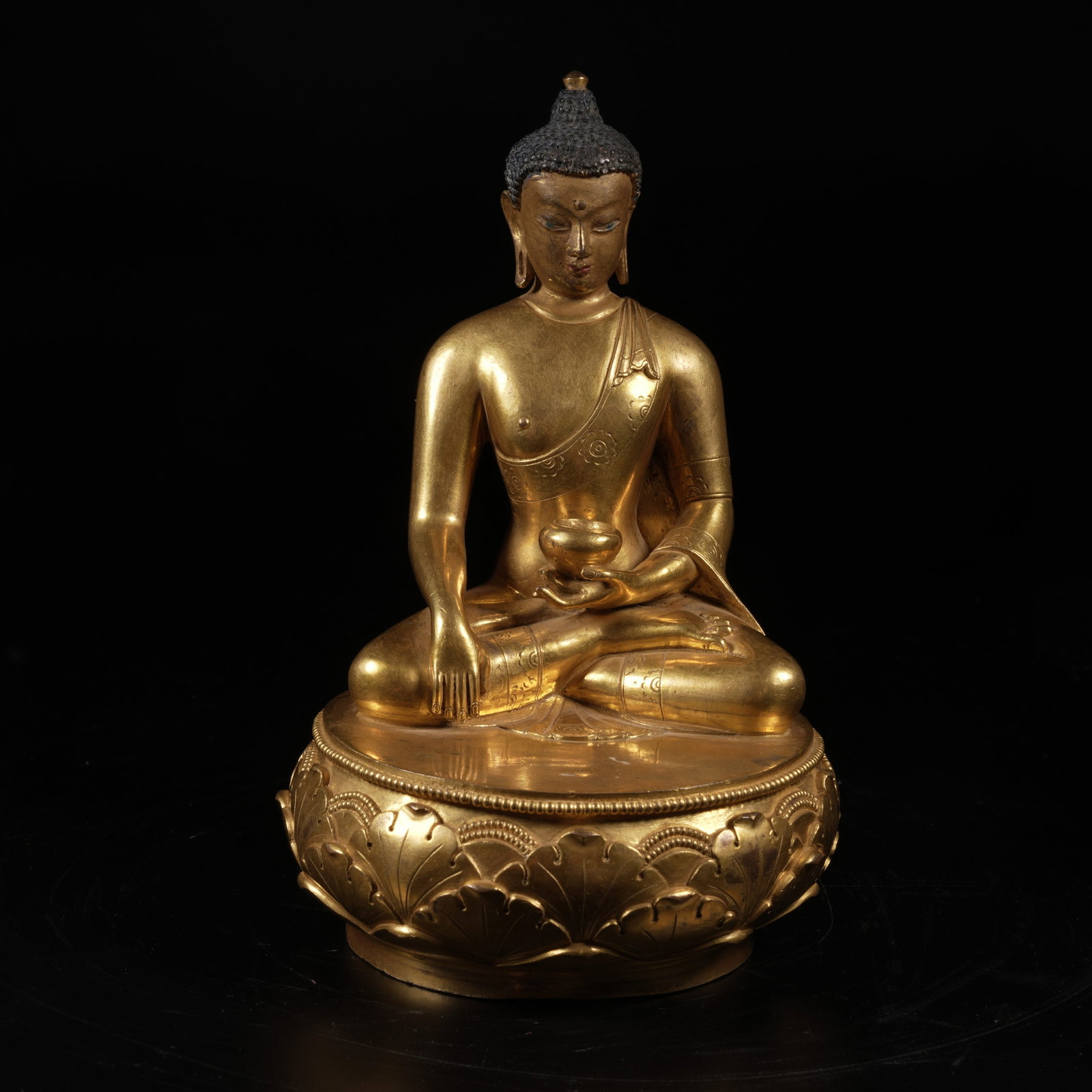 A GILT-BRONZE SHAKYAMUNI BUDDHA STATUE, MONGOLIAN STYLE: Gilt-Bronze Shakyamuni Buddha Statue, Mongolian Style