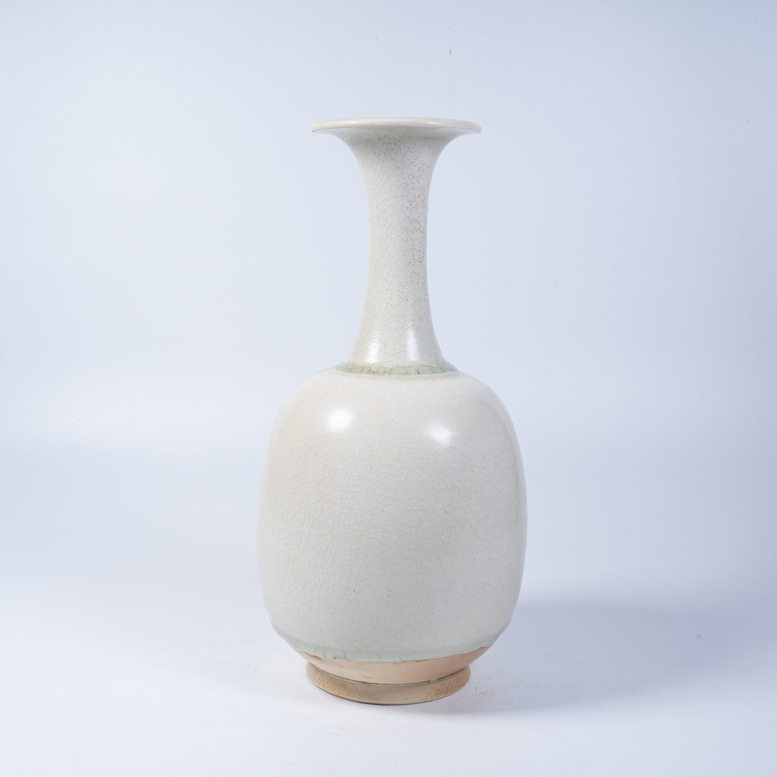 A WHITE GLAZE LONG-NECK FLARED-MOUTH VASE (1 of 9)