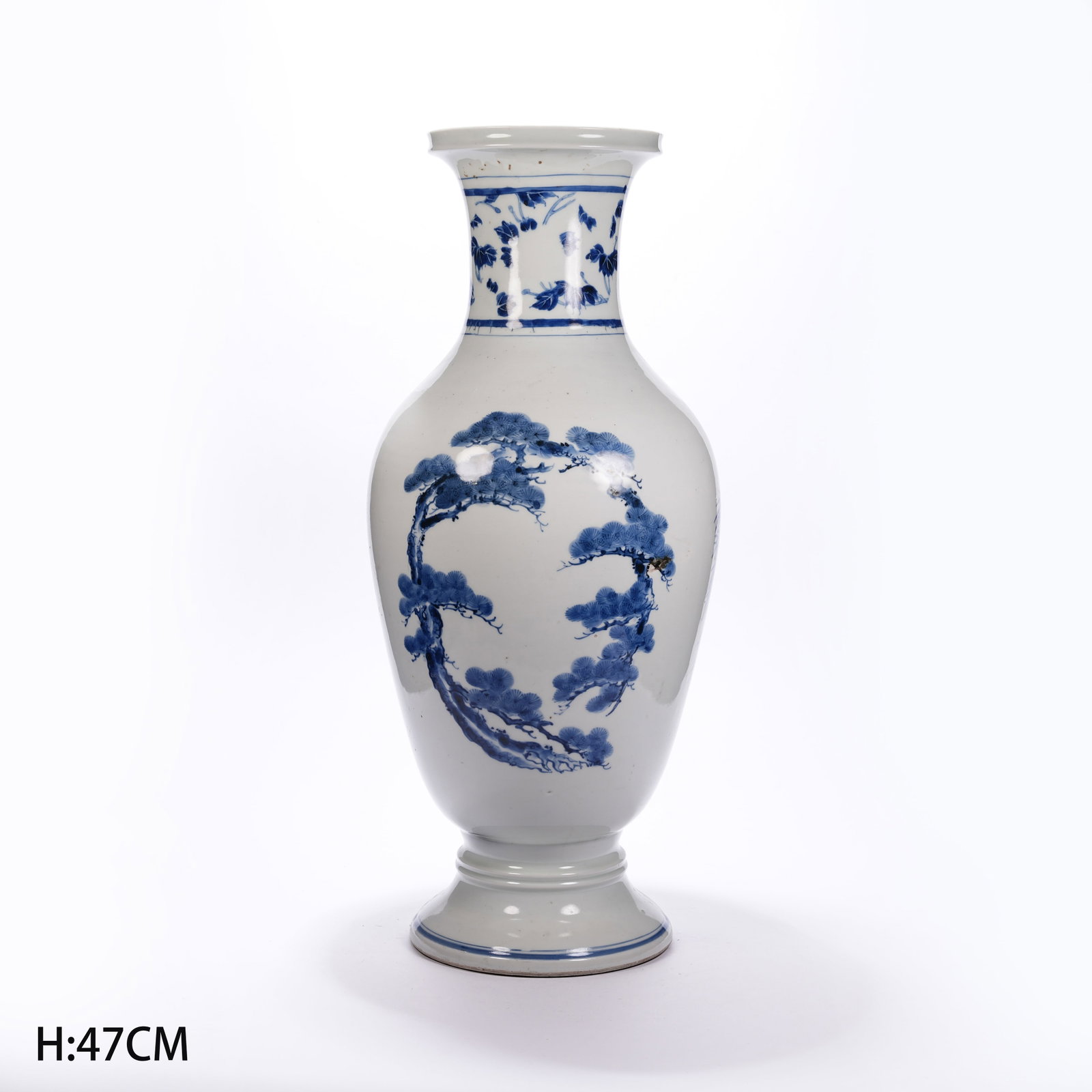 A BLUE AND WHITE DECORATIVE VASE WITH THREE FRIENDS OF WINTER PATTERNS (1 of 10)