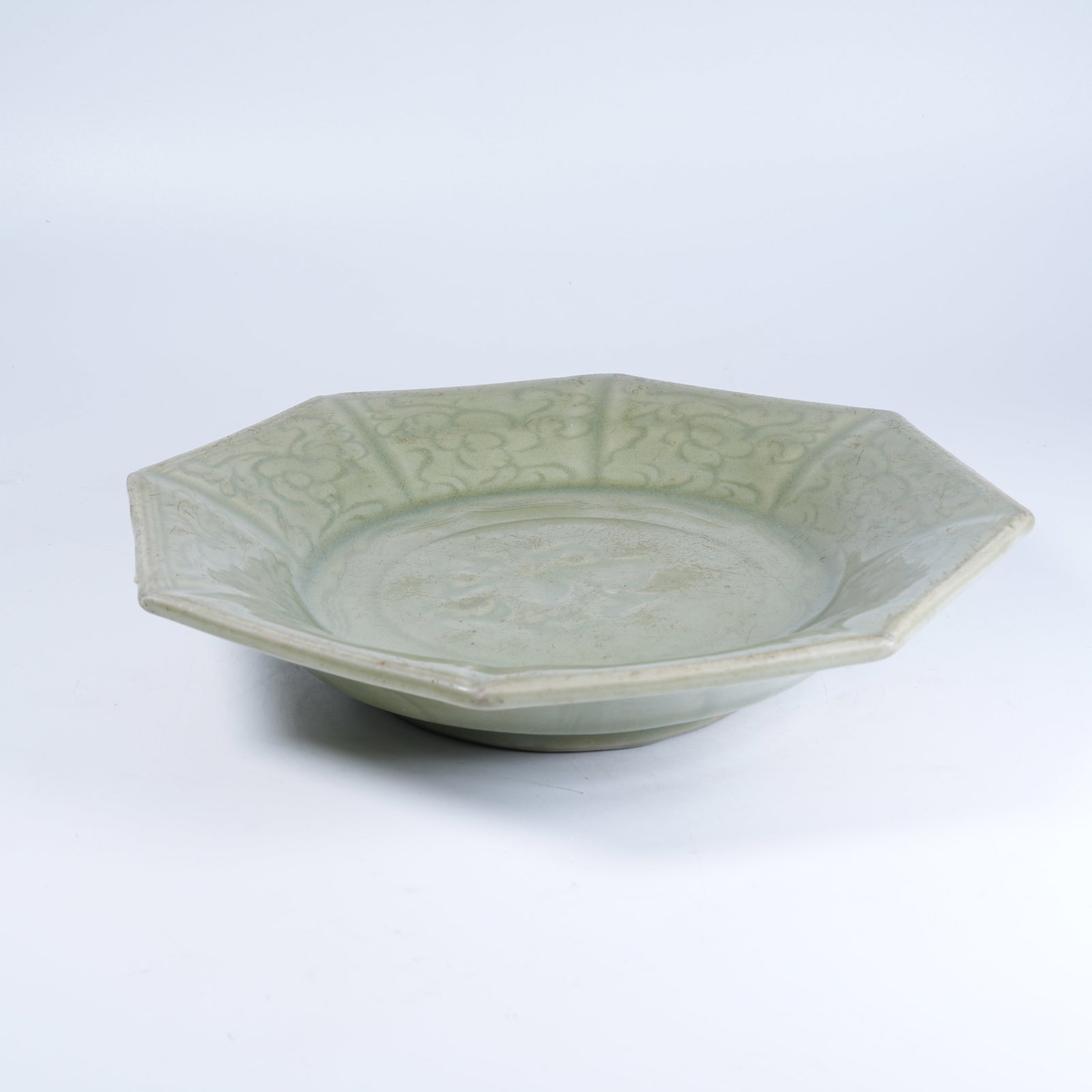 A LONGQUAN KILN OCTAGONAL FLARED-RIM PLATE INCISED WITH FLORAL PATTERNS (1 of 9)