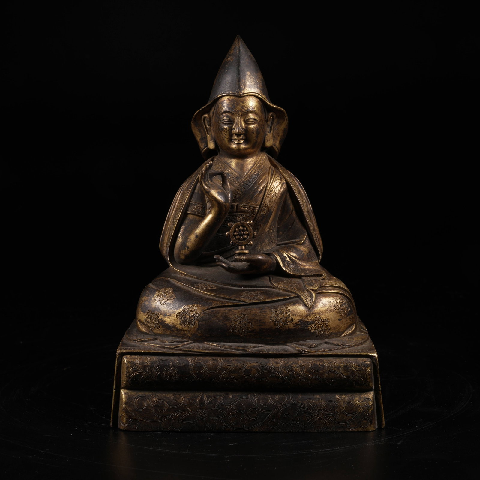 A GILT-BRONZE GURU STATUE: Gilt-Bronze Guru Statue