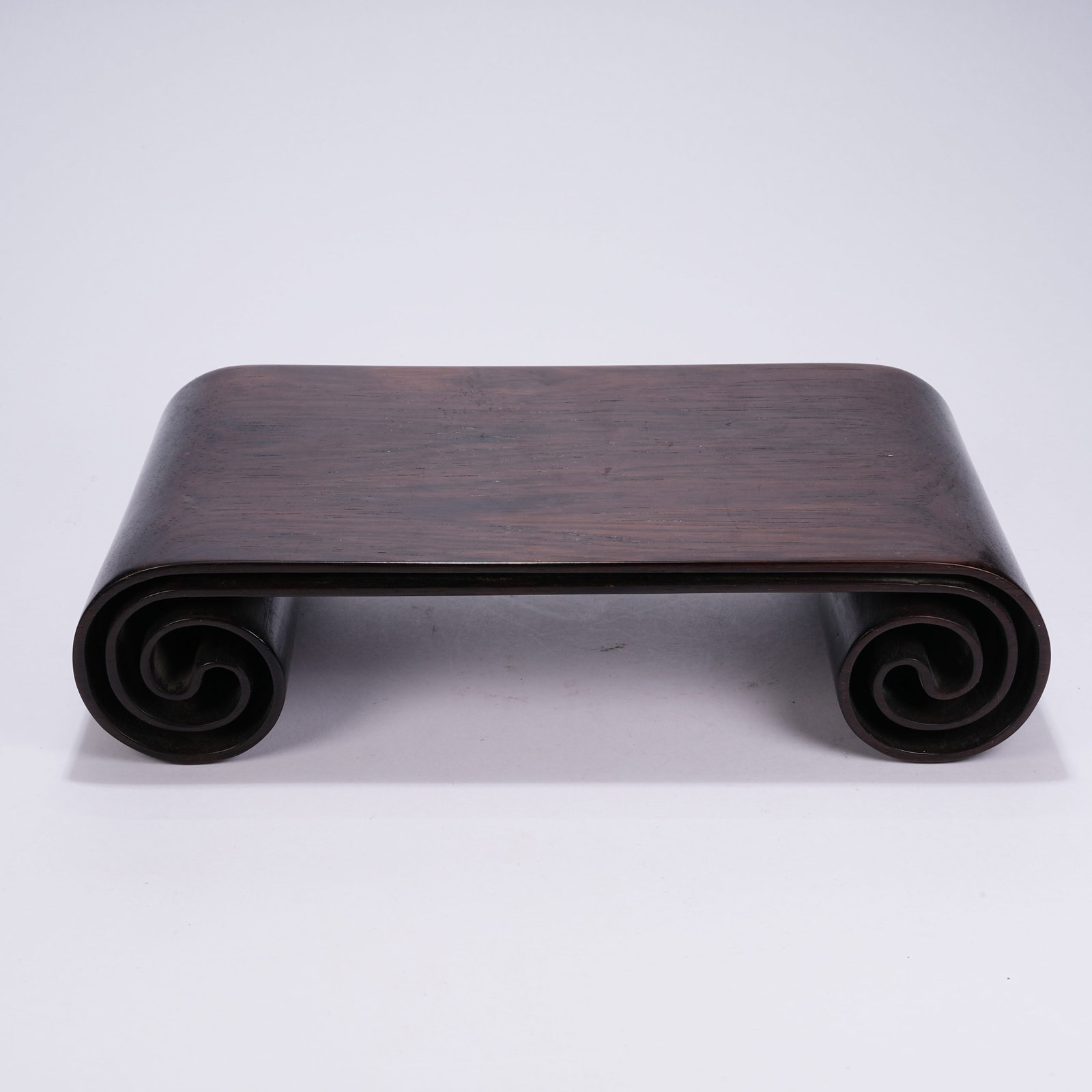 A MAHOGANY TABLE: Mahogany Table