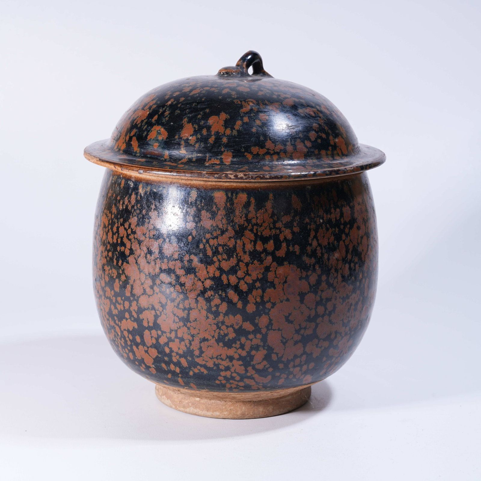A CIZHOU KILN COVERED JAR WITH LEOPARD-SPOT PATTERN (1 of 9)