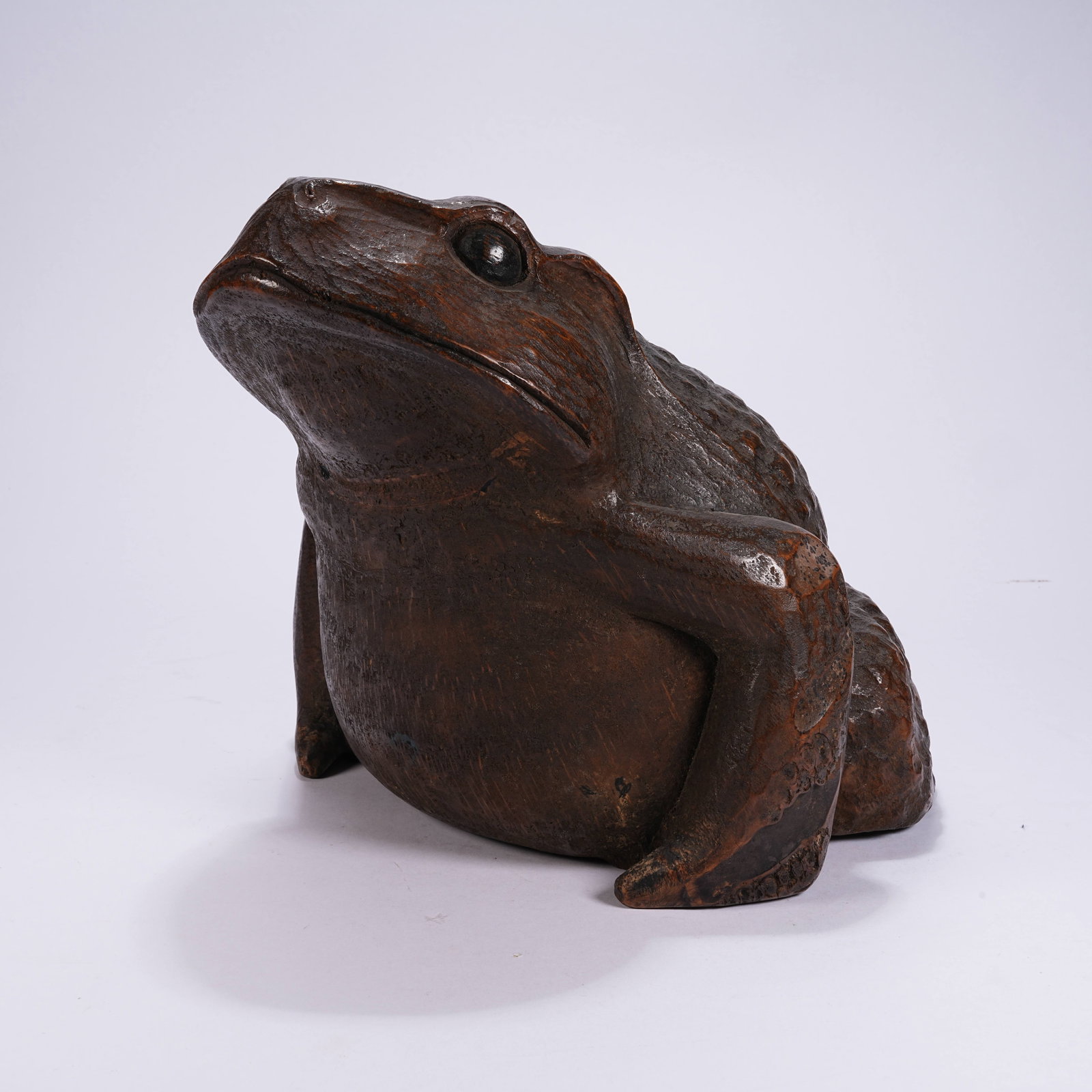 A BAMBOO ROOT CARVING ORNAMENT OF FROGS FOR WEALTH (1 of 9)
