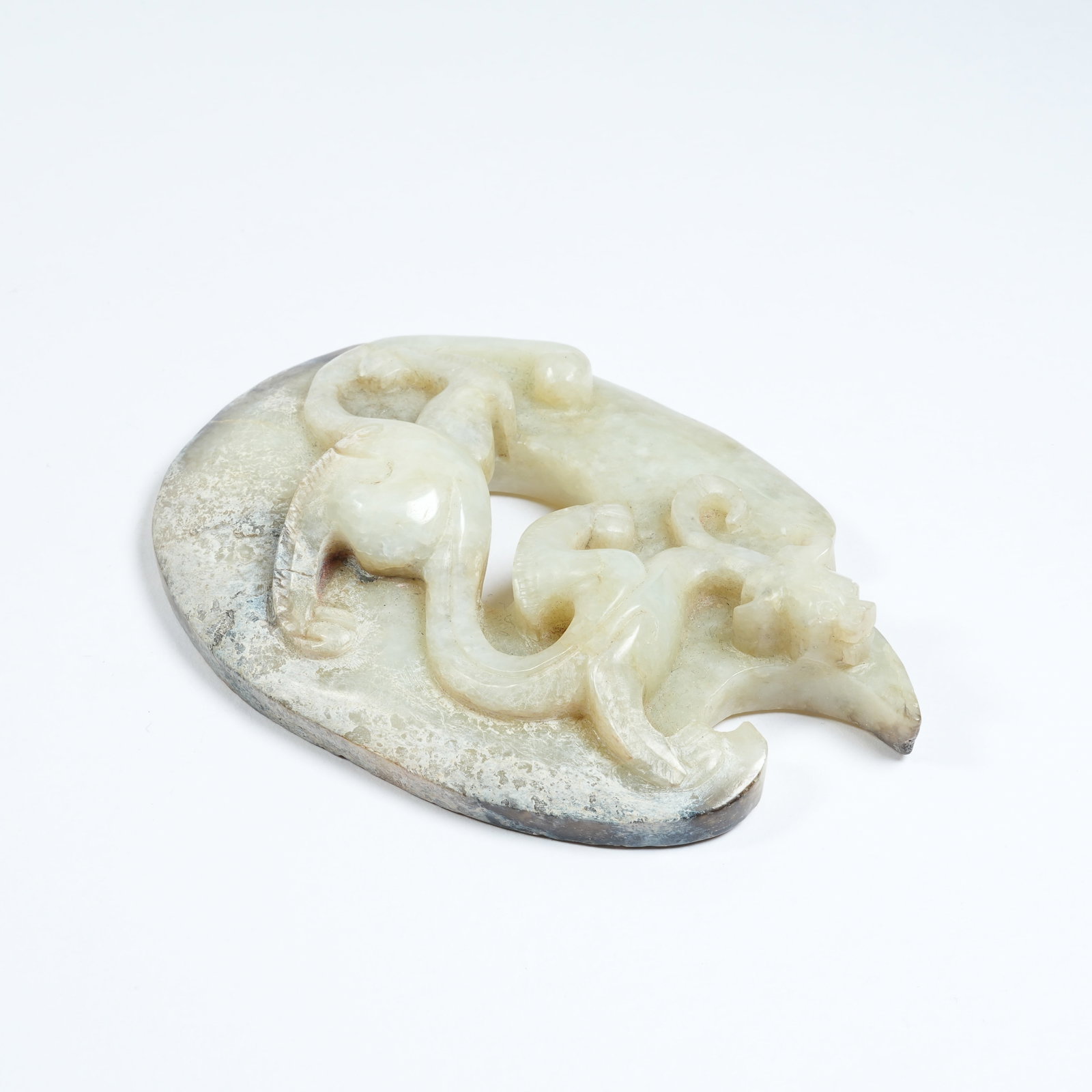 A ANCIENT JADE HEART-SHAPED PENDANT WITH CHI DRAGON PATTERNS: Ancient Jade Heart-shaped Pendant with Chi Dragon Patterns
