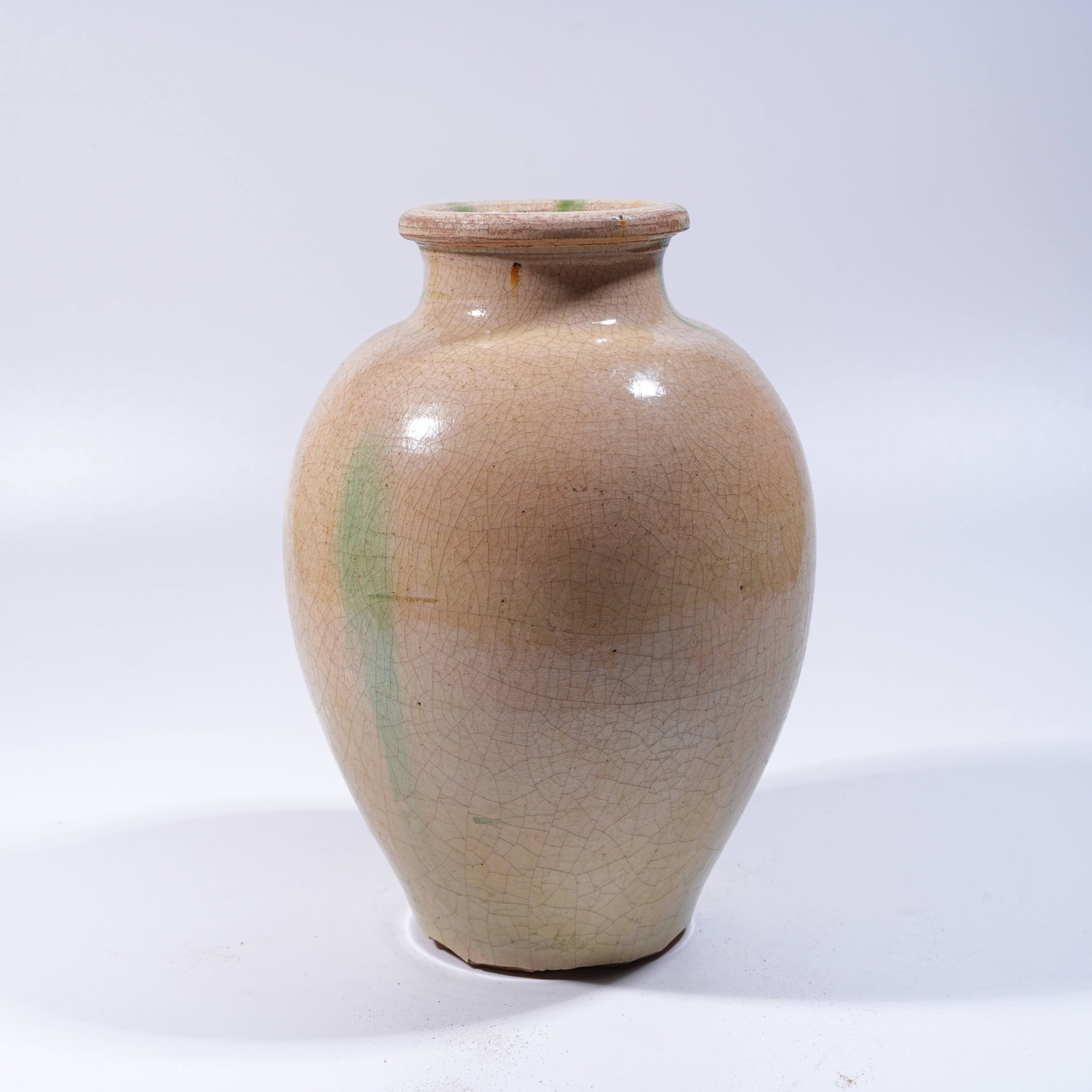 A WHITE-GLAZED JAR WITH GREEN ENAMEL DECORATION (1 of 9)