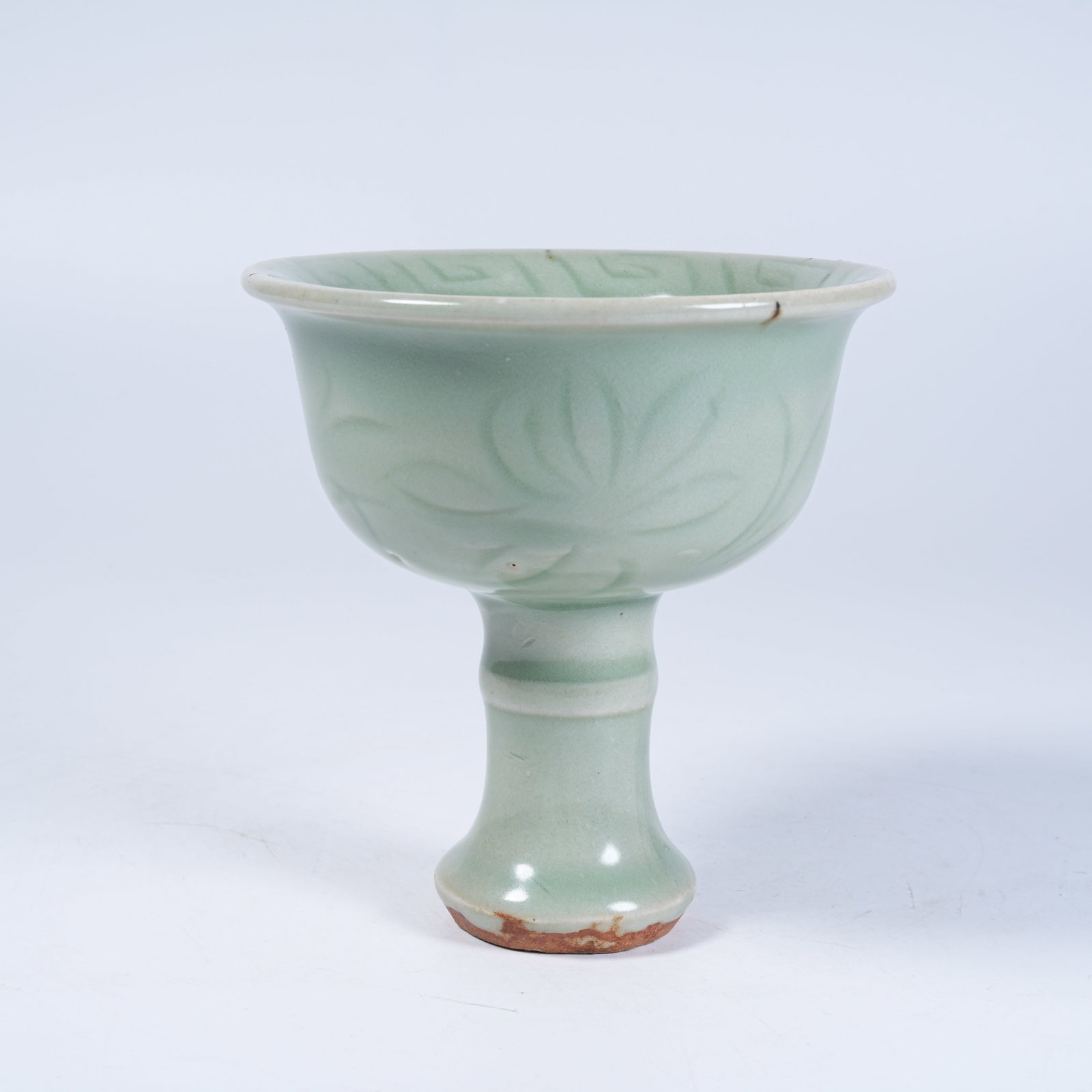 A LONGQUAN KILN HIGH-FOOT CUP WITH FLORAL PATTERNS (1 of 9)