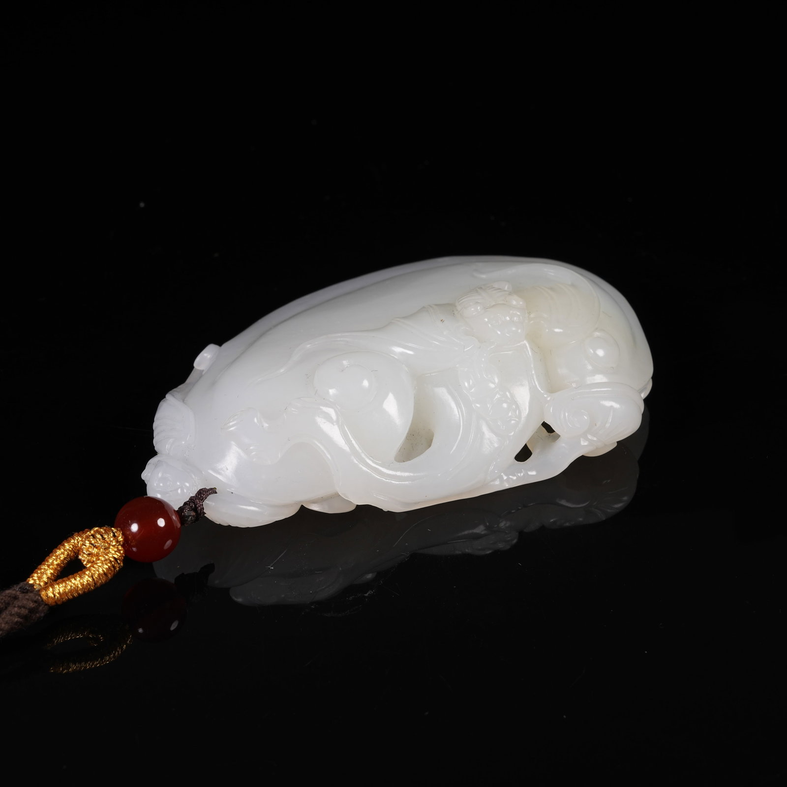 A WHITE HETIAN JADE PENDANT WITH BLESSING AND GANODERMA LUCIDUM MOTIFS: White Hetian Jade Pendant with Blessing and Ganoderma Lucidum Motifs
