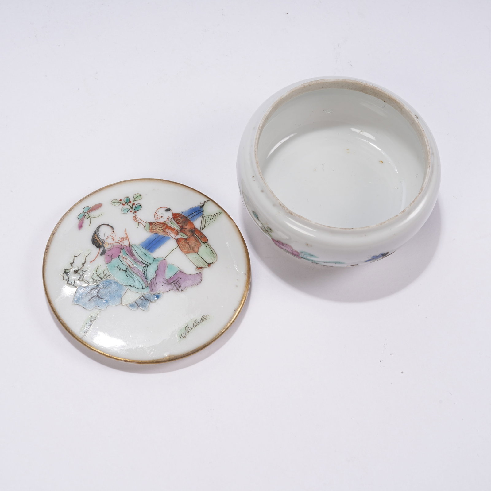 A WUCAI LIDDED JAR WITH TUTORING SCENE (1 of 11)