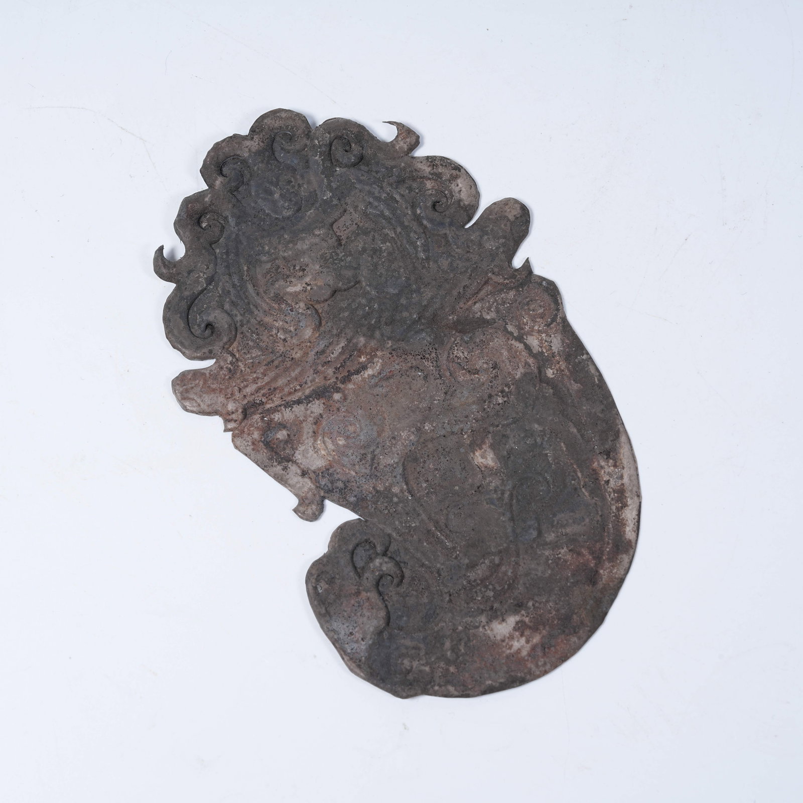 A SILVER FRAGMENT ENGRAVED WITH DIVINE FIGURE PATTERNS (1 of 9)