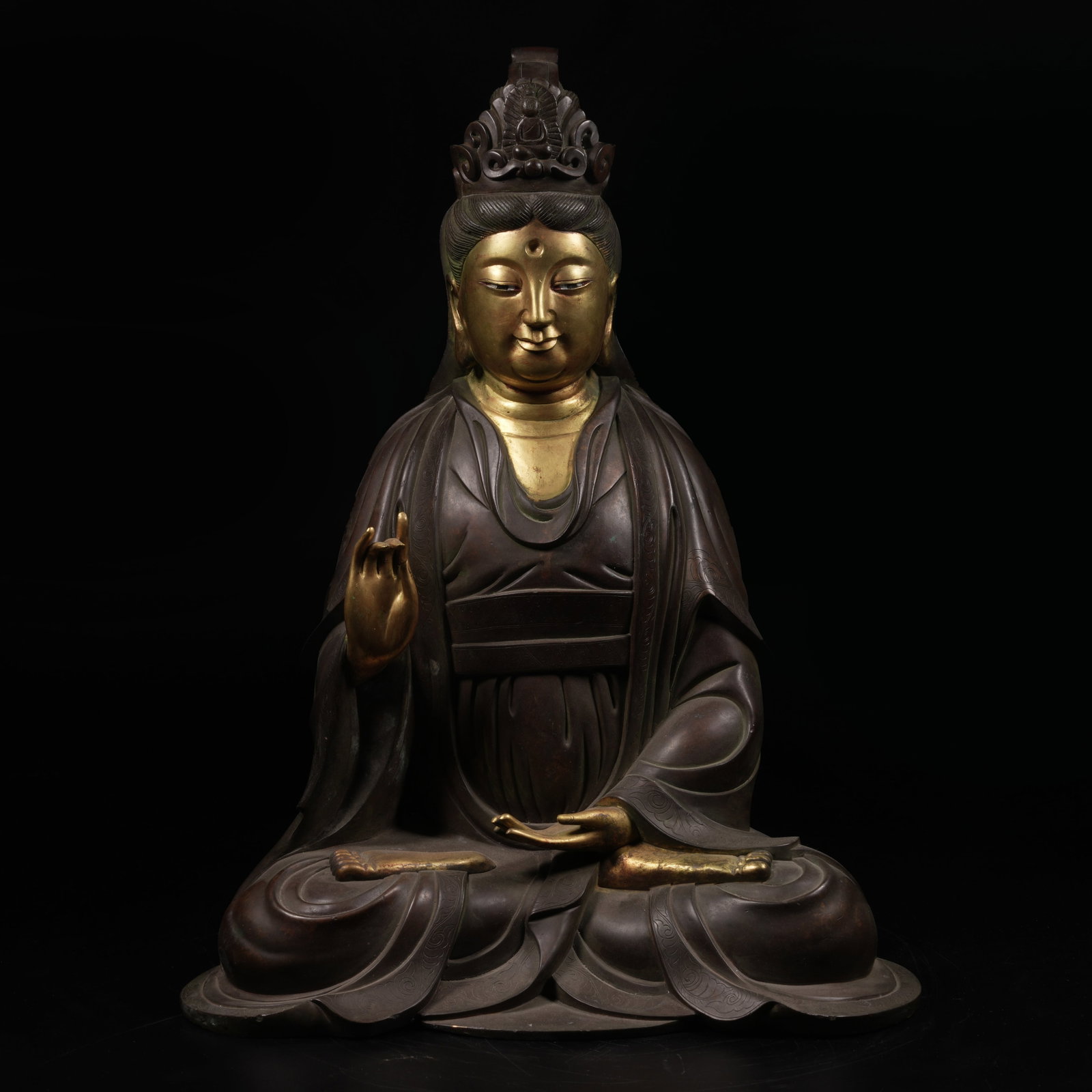 A BRONZE AVALOKITESHVARA BODHISATTVA STATUE: Bronze Avalokiteshvara Bodhisattva Statue