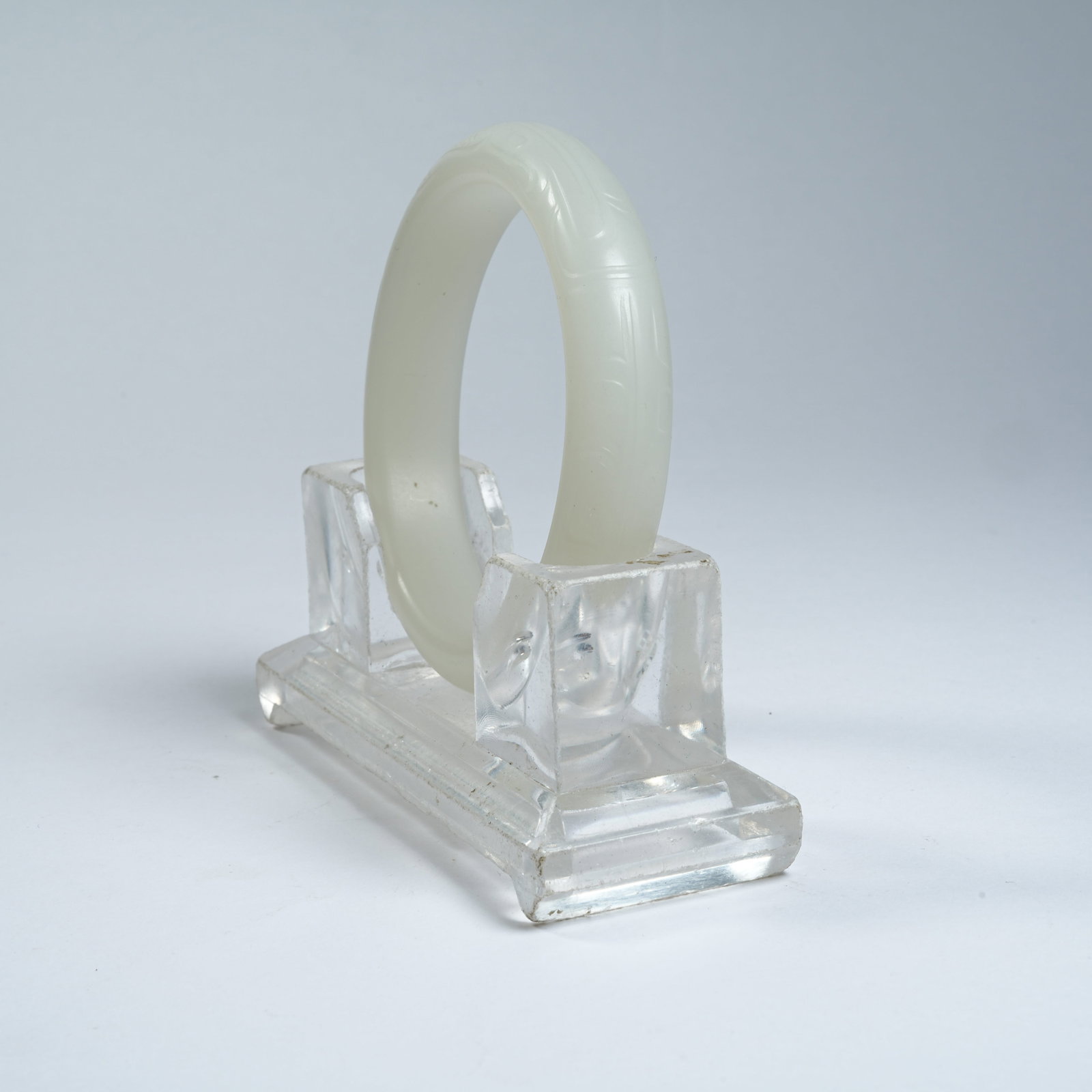 A HETIAN JADE BRACELET WITH INTERLOCKING CLOUD PATTERNS - 2
