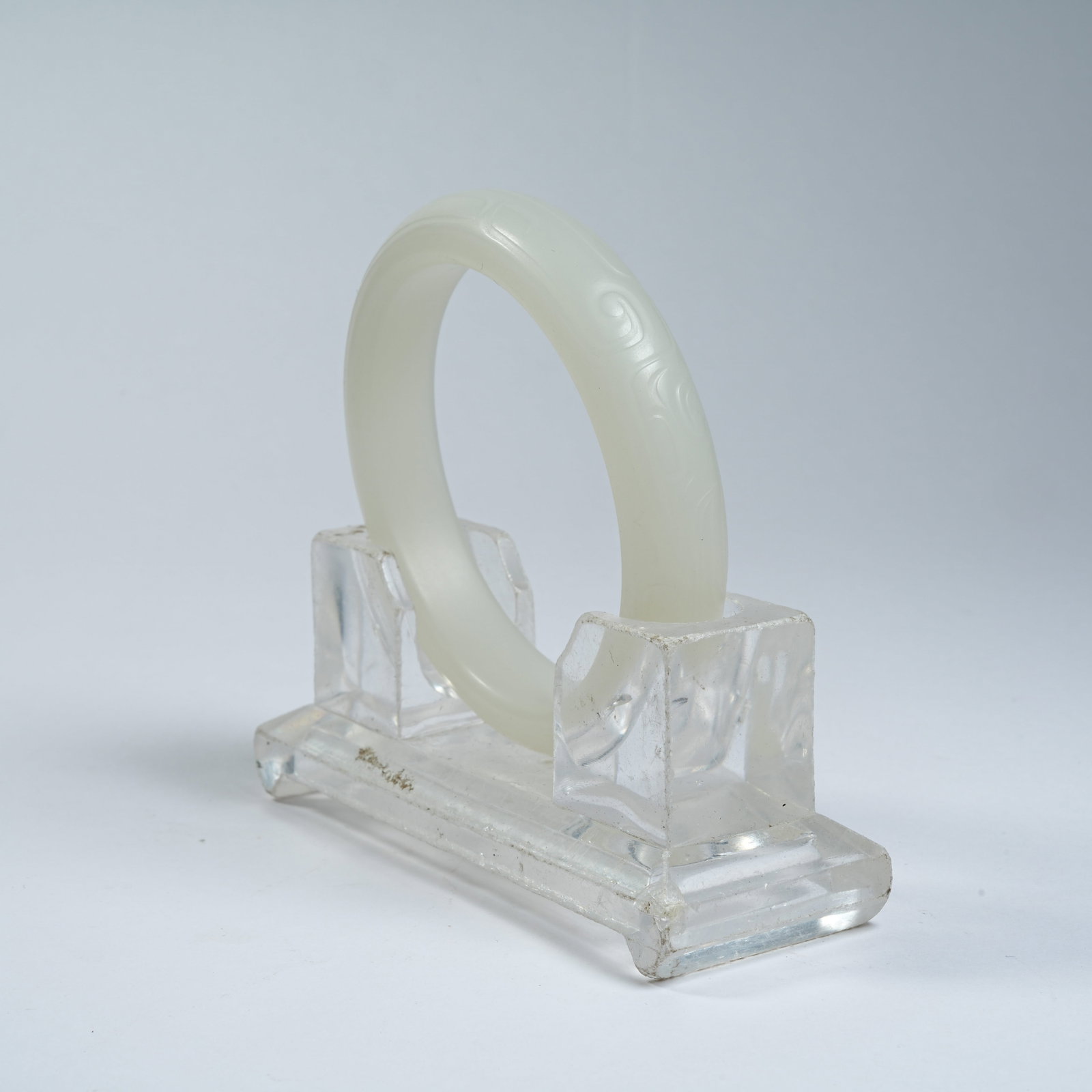 A HETIAN JADE BRACELET WITH INTERLOCKING CLOUD PATTERNS - 4