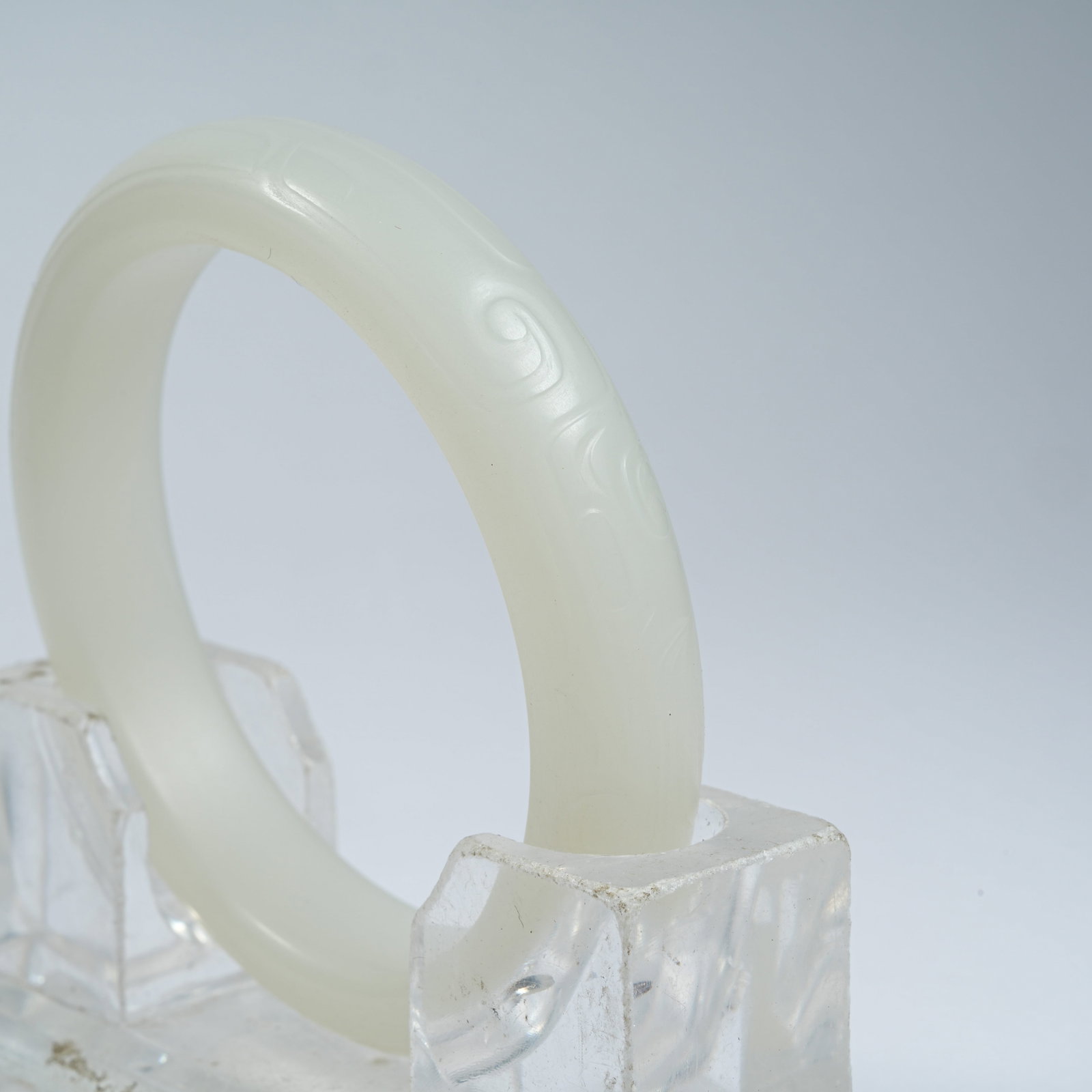 A HETIAN JADE BRACELET WITH INTERLOCKING CLOUD PATTERNS - 5