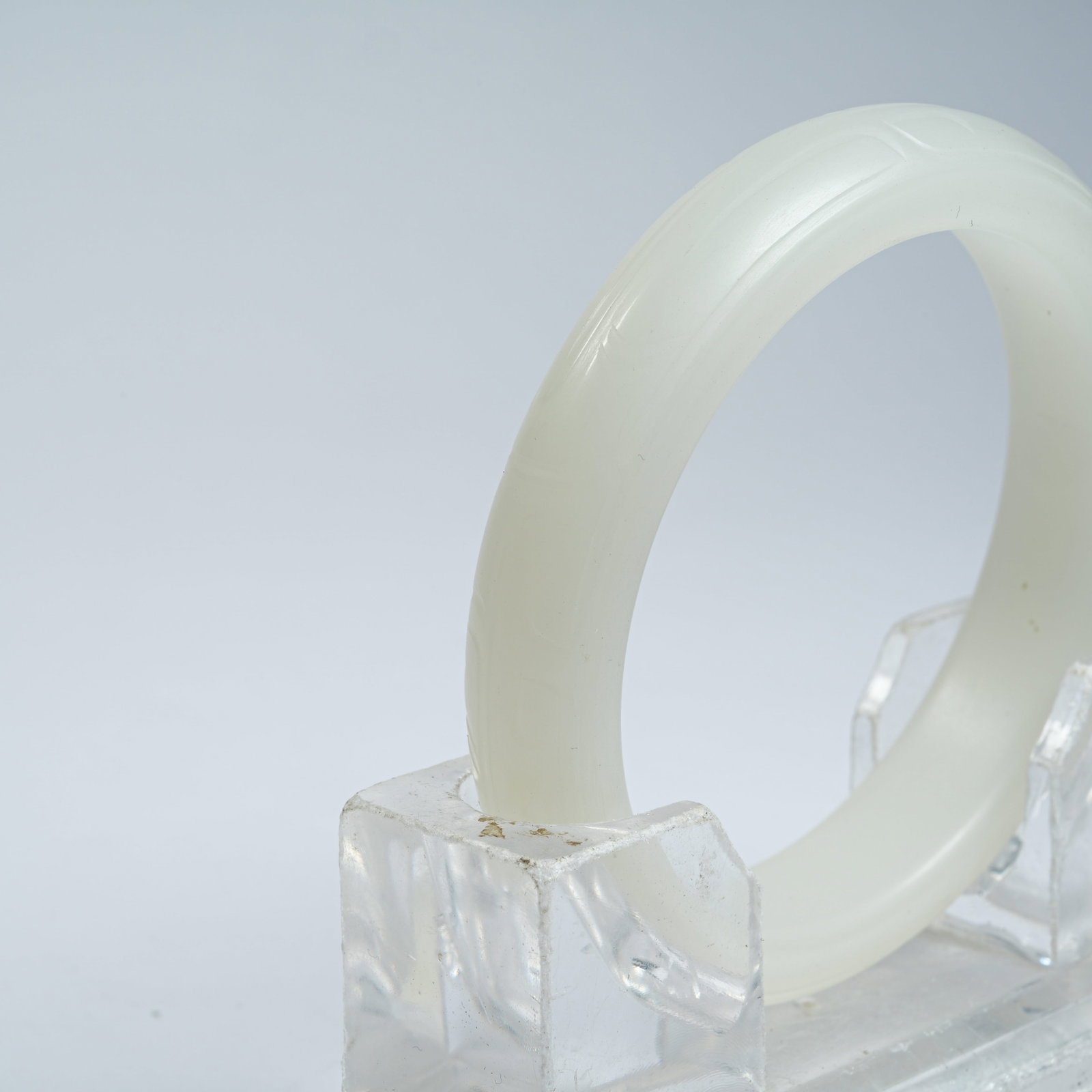 A HETIAN JADE BRACELET WITH INTERLOCKING CLOUD PATTERNS - 6