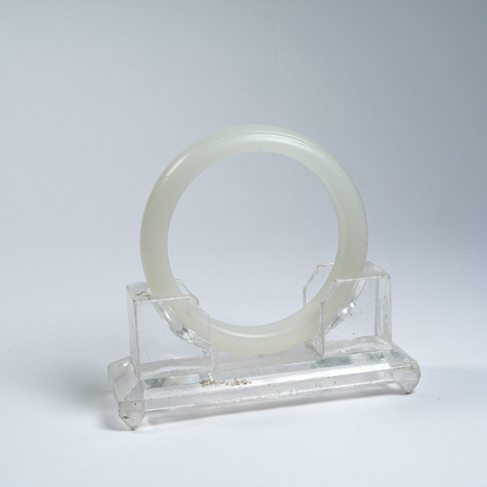 A HETIAN JADE BRACELET WITH INTERLOCKING CLOUD PATTERNS - 7