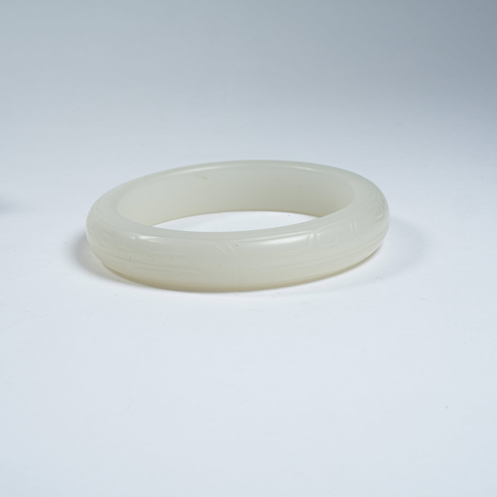 A HETIAN JADE BRACELET WITH INTERLOCKING CLOUD PATTERNS - 8