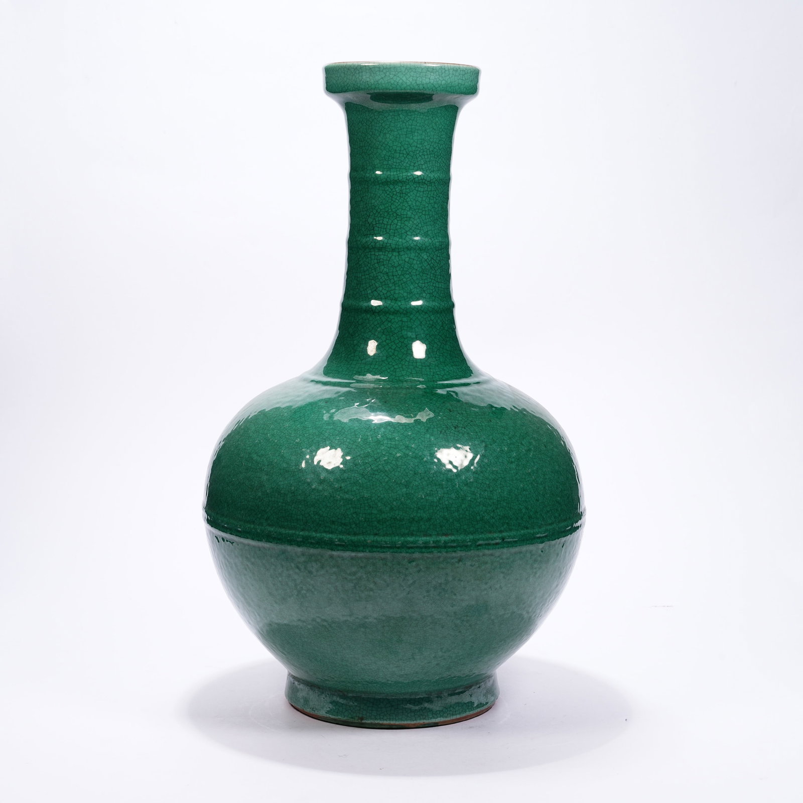 A GREEN GLAZE LONG-NECKED VASE WITH STRING PATTERNS (1 of 9)