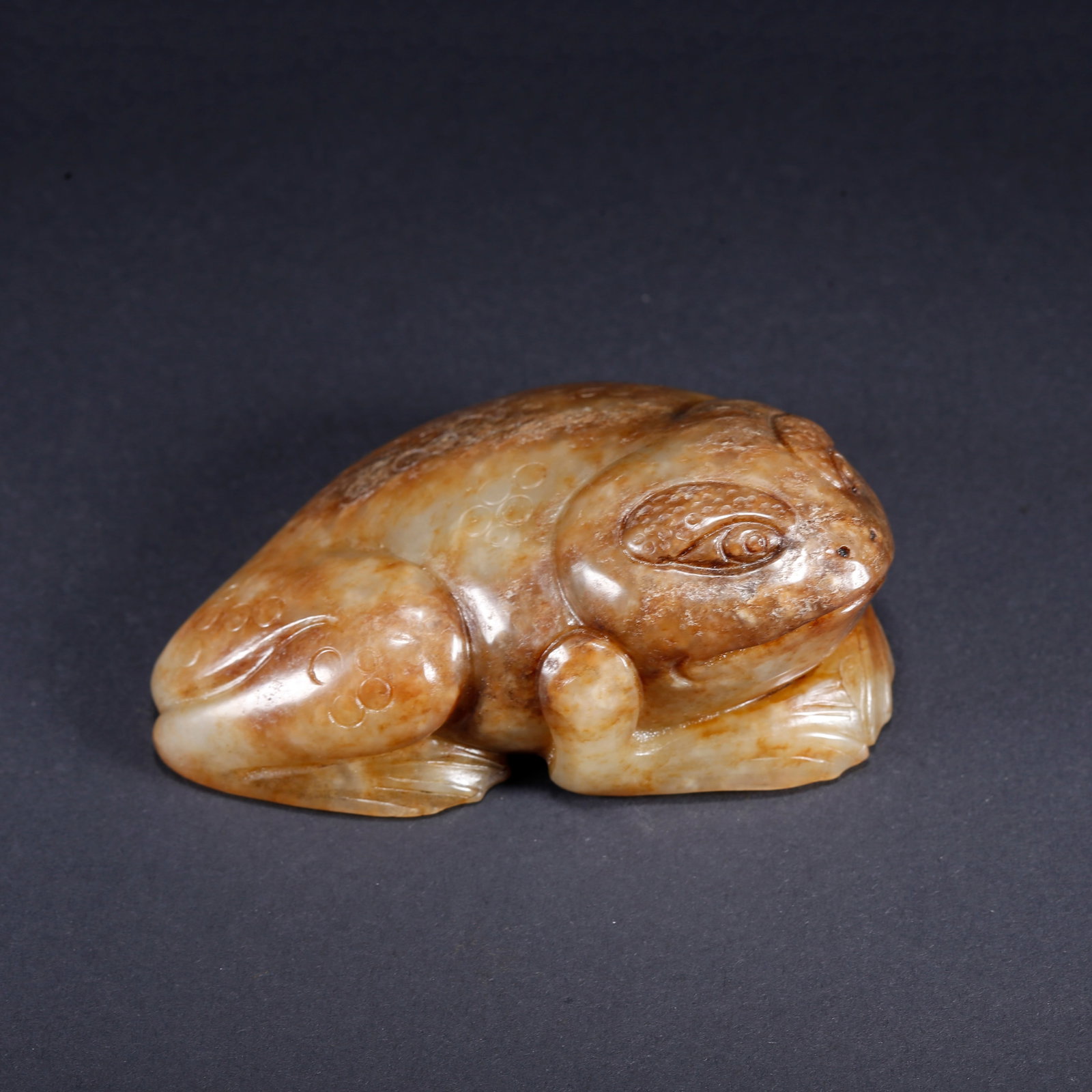 A THREE-LEGGED GOLDEN TOAD-SHAPED CARVED HETIAN JADE ORNAMENT (1 of 10)
