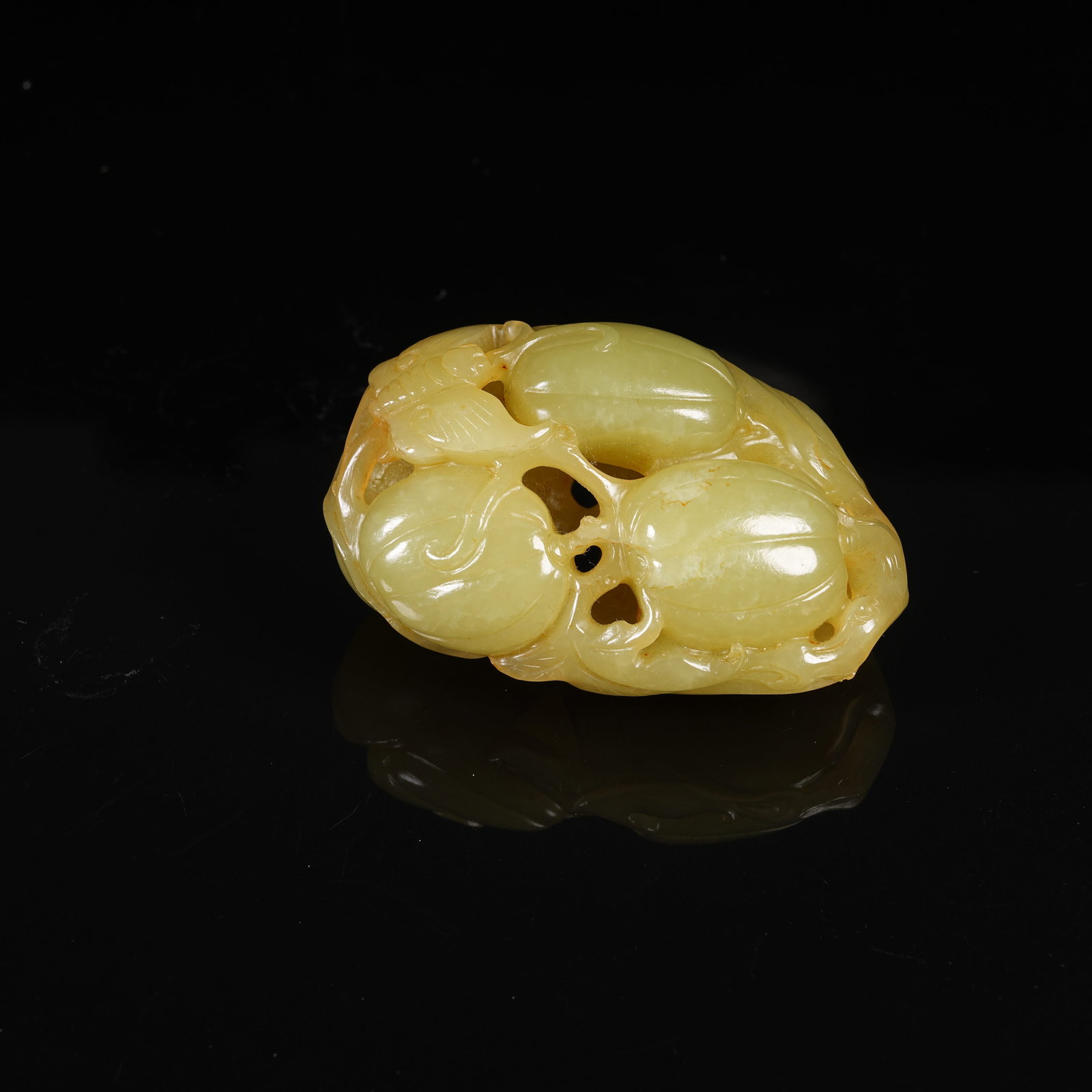 A YELLOW HETIAN JADE PENDANT WITH AUSPICIOUS FRUIT PATTERNS (1 of 8)
