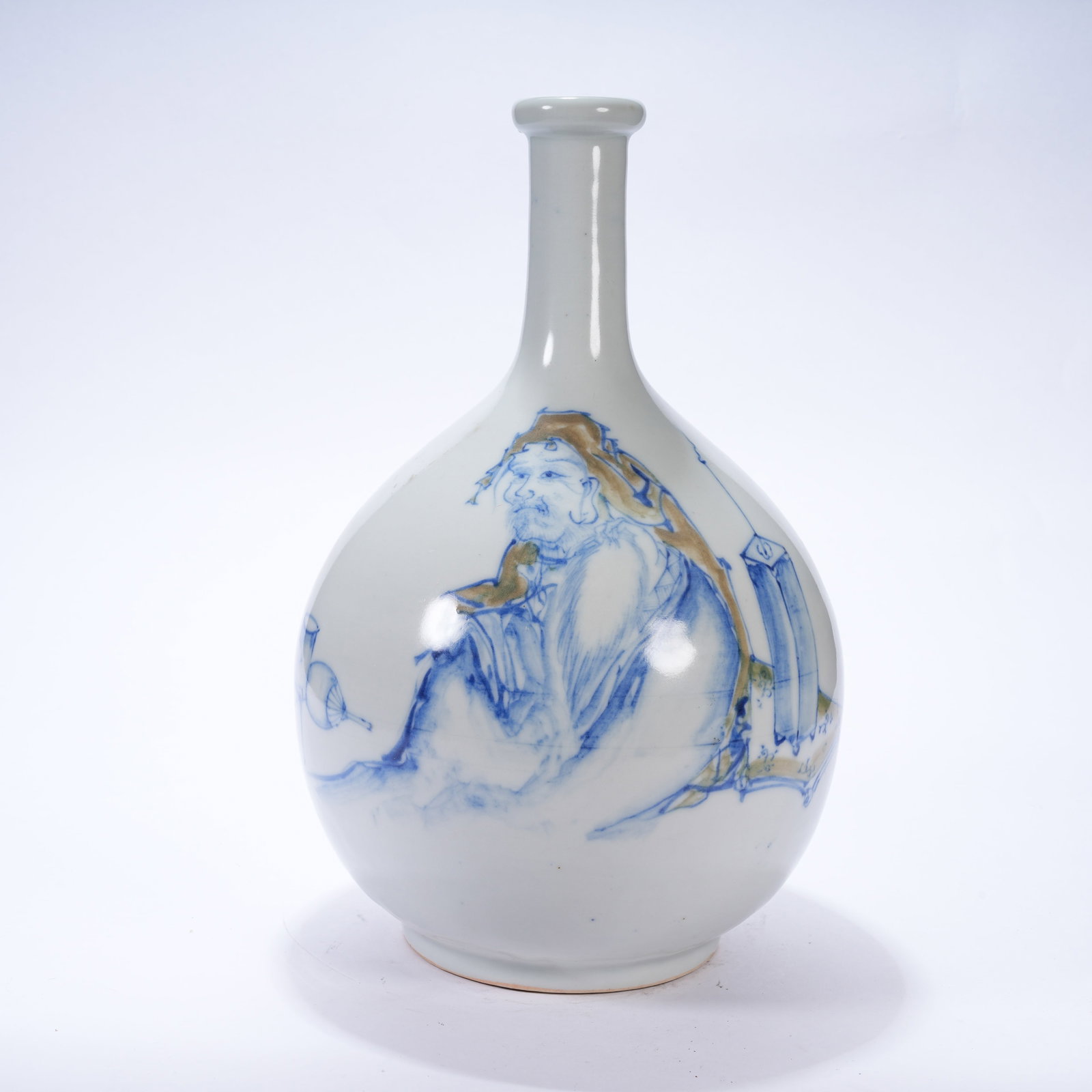 A BLUE AND WHITE LONG-NECKED VASE WITH FIGURE PATTERNS: Blue and White Long-necked Vase with Figure Patterns