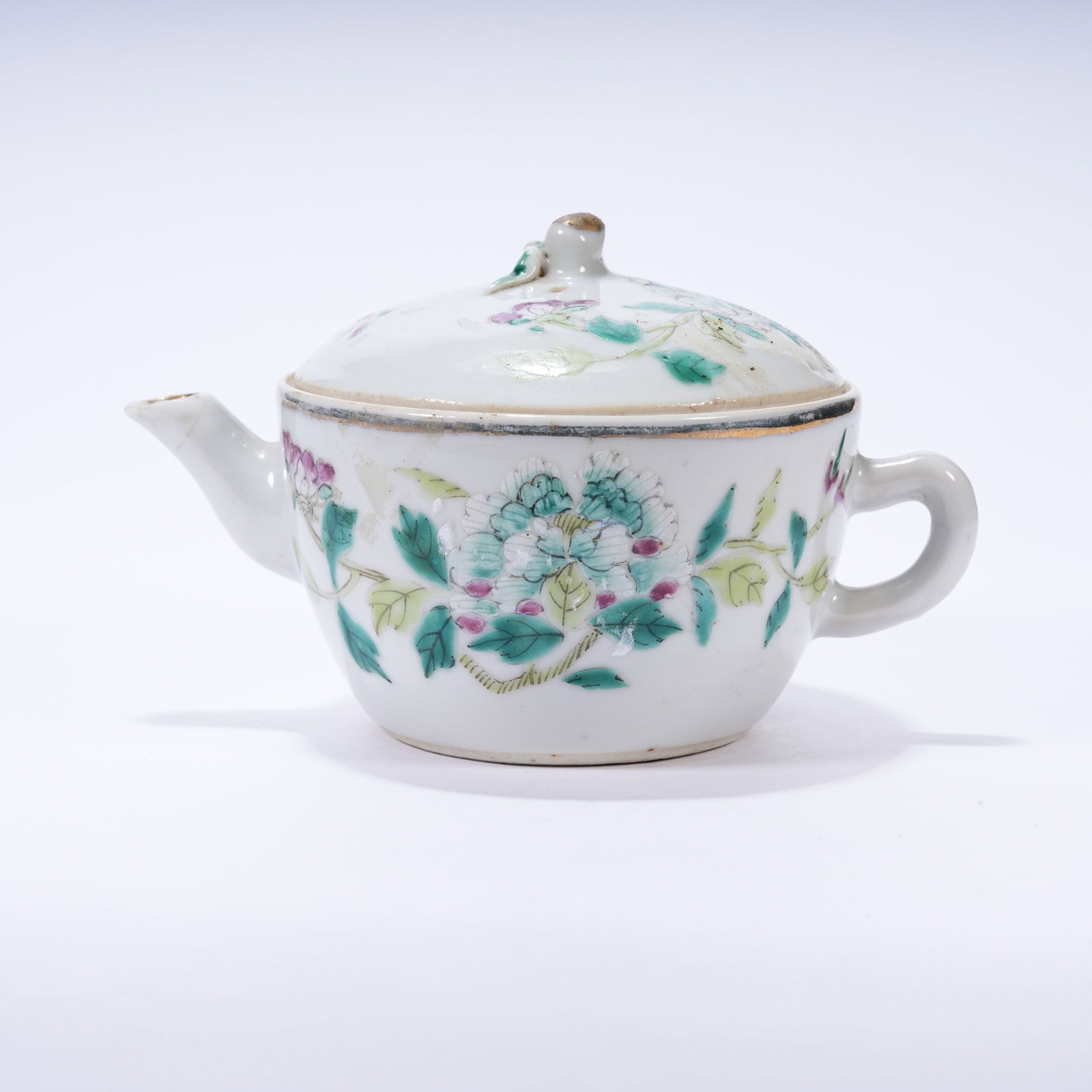 A FAMILLE ROSE EWER WITH FLOWER AND BUTTERFLY PATTERNS: Famille Rose Ewer with Flower and Butterfly Patterns