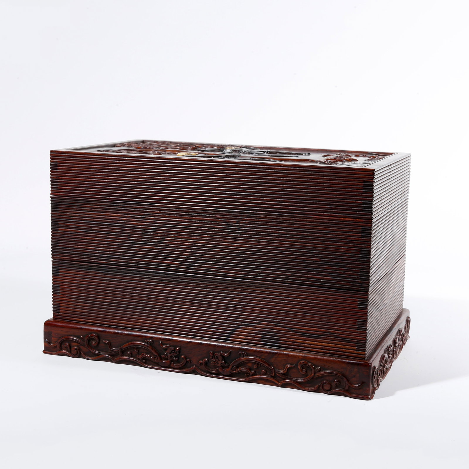 A FIGURE STORY-PATTERNED COVERED BOX CARVED IN RED SANDALWOOD: Figure Story-patterned Covered Box Carved in Red Sandalwood