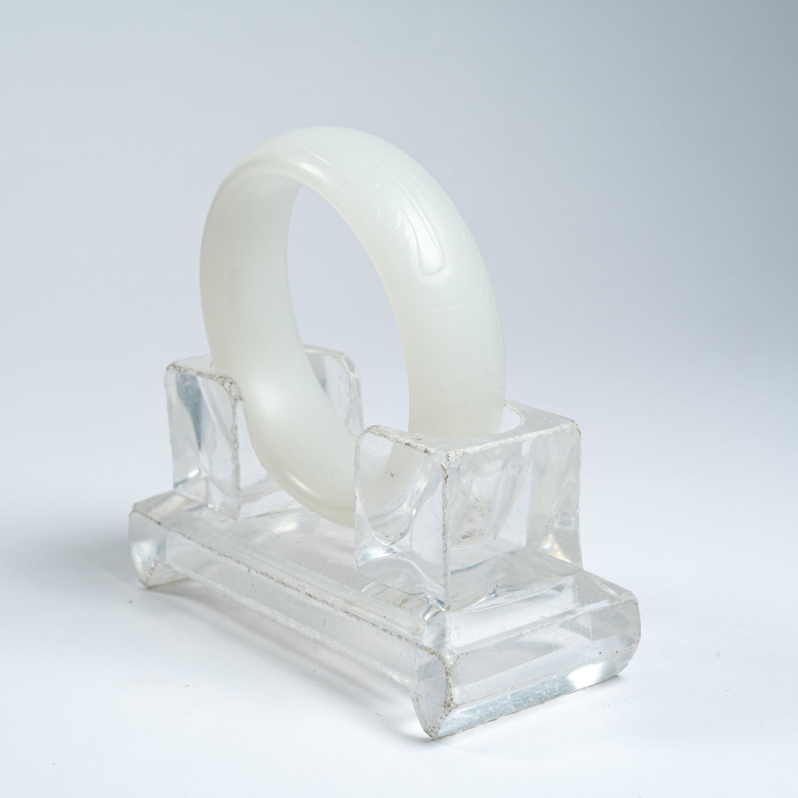 A HETIAN JADE BRACELET WITH INTERLOCKING CLOUD PATTERNS - 3