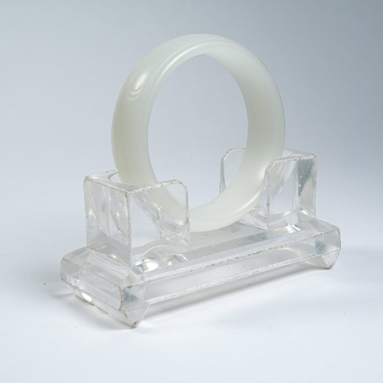 A HETIAN JADE BRACELET WITH INTERLOCKING CLOUD PATTERNS - 4