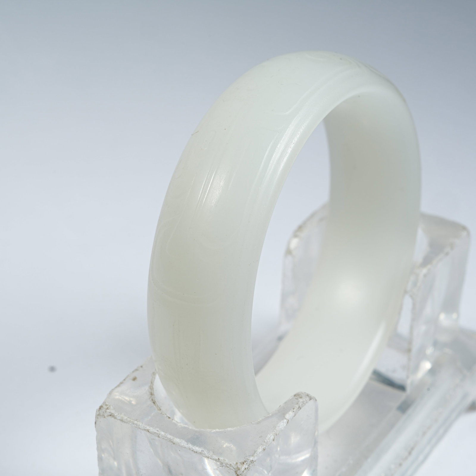 A HETIAN JADE BRACELET WITH INTERLOCKING CLOUD PATTERNS - 5