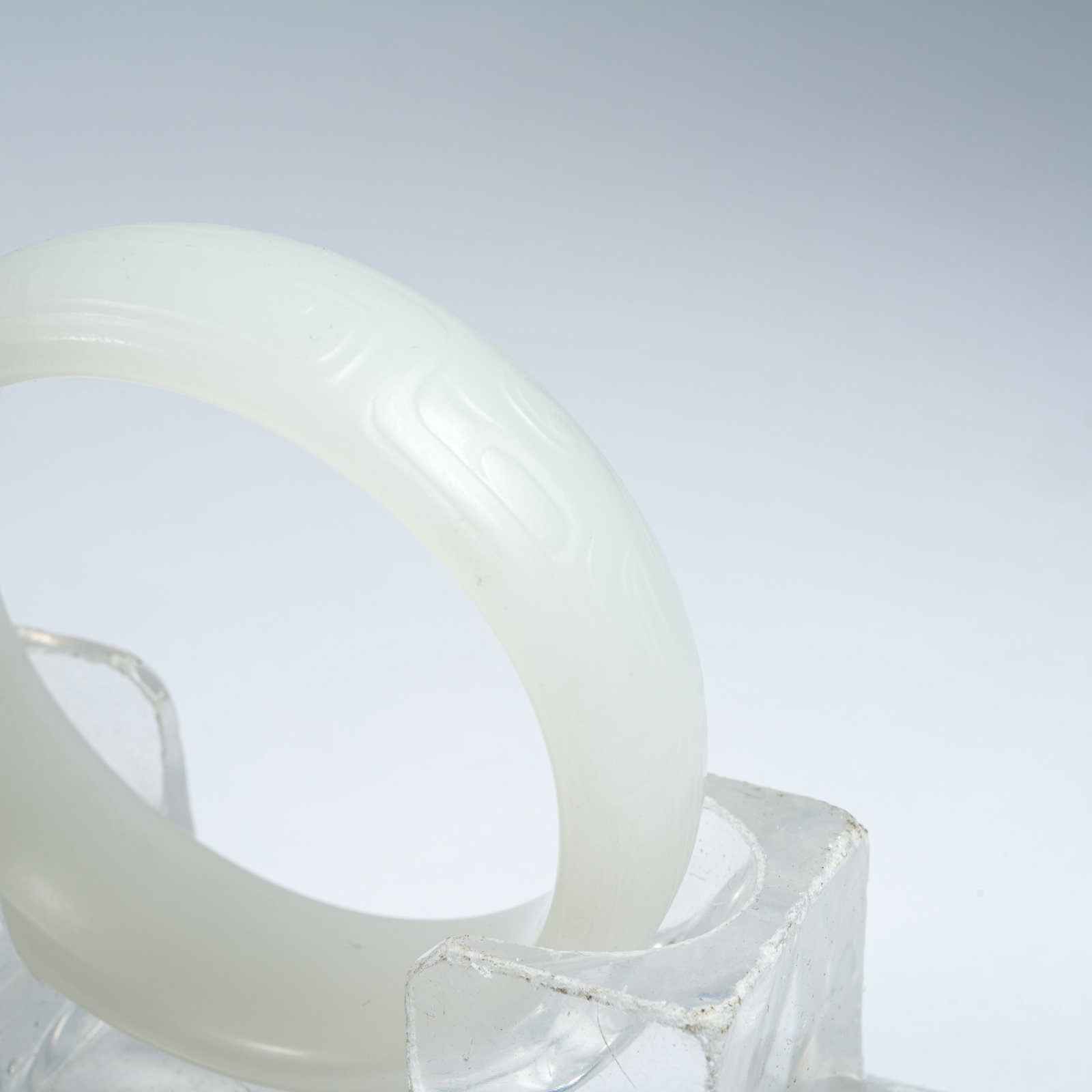 A HETIAN JADE BRACELET WITH INTERLOCKING CLOUD PATTERNS - 7