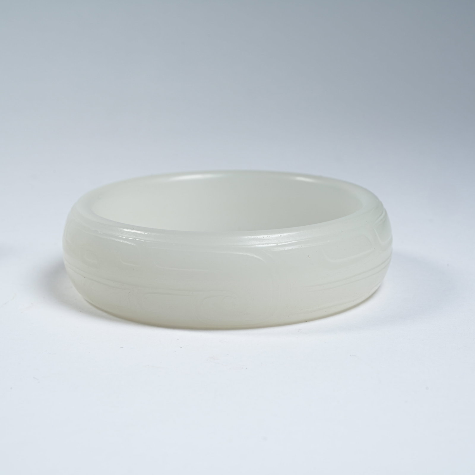 A HETIAN JADE BRACELET WITH INTERLOCKING CLOUD PATTERNS - 8