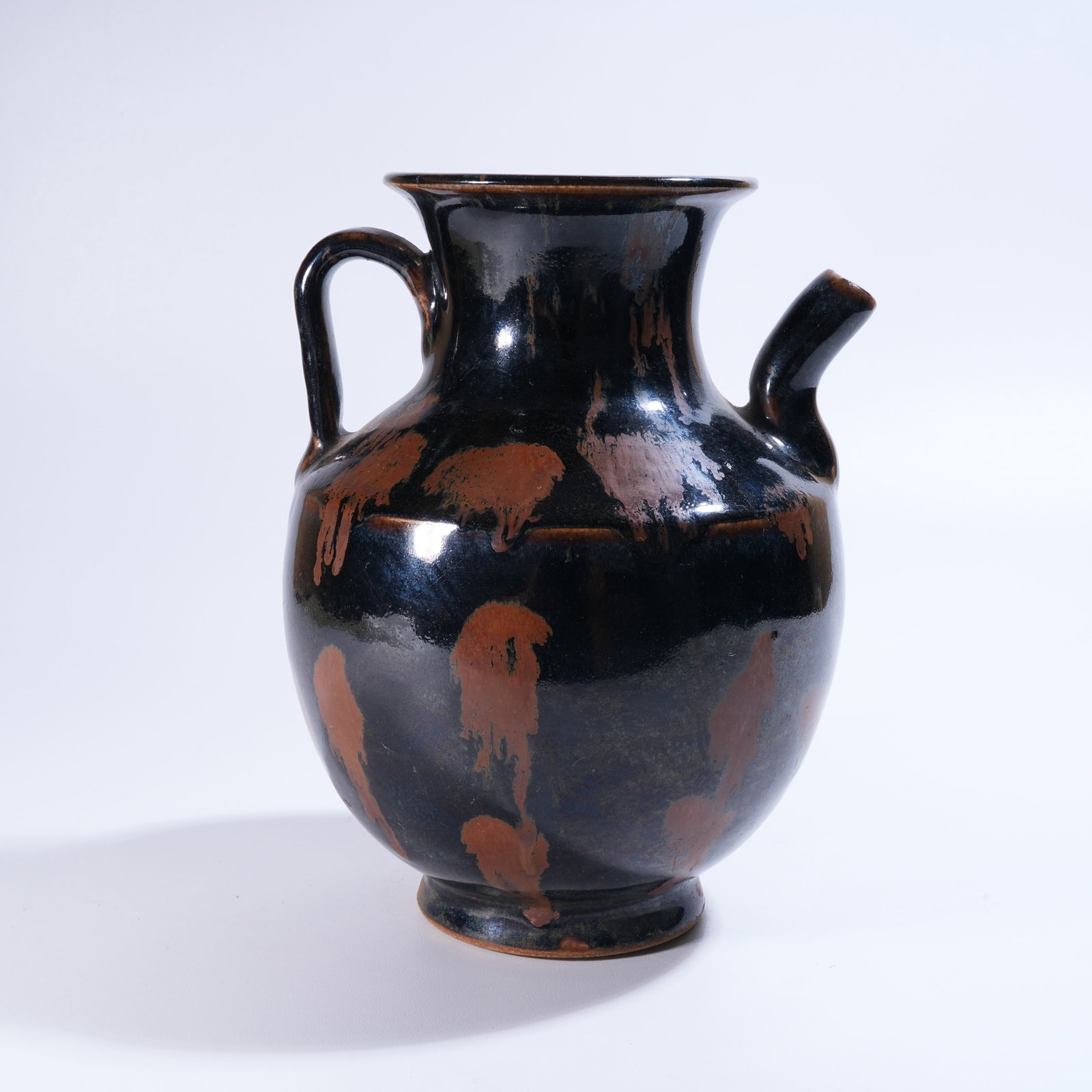 A BLACK-GLAZED EWER WITH IRON RUST-SPOTTED DECORATION (1 of 9)
