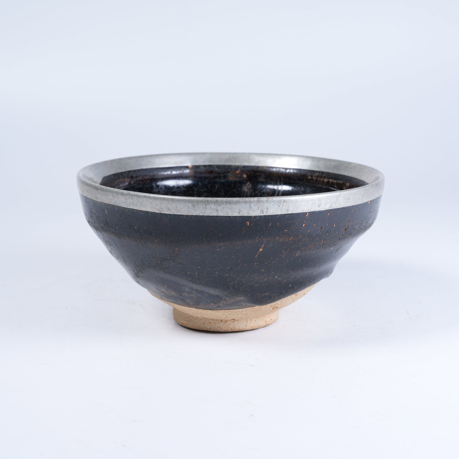 A CIZHOU KILN SILVER-RIMMED TEA BOWL SUBTLY INCISED WITH LANDSCAPE AND PAVILION PATTERNS (1 of 10)