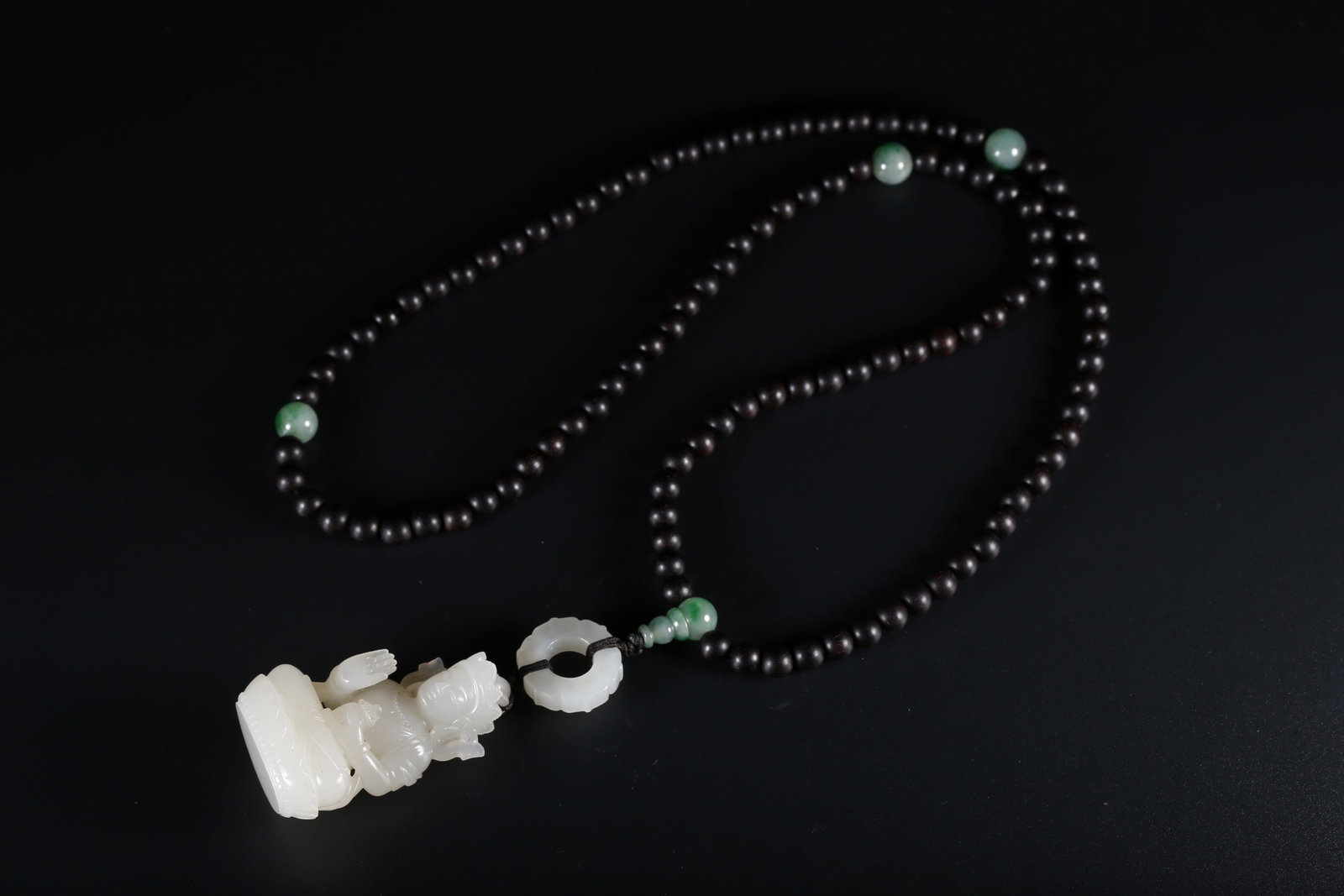 A HETIAN JADE CARVED BUDDHA STATUE PENDANT (1 of 9)