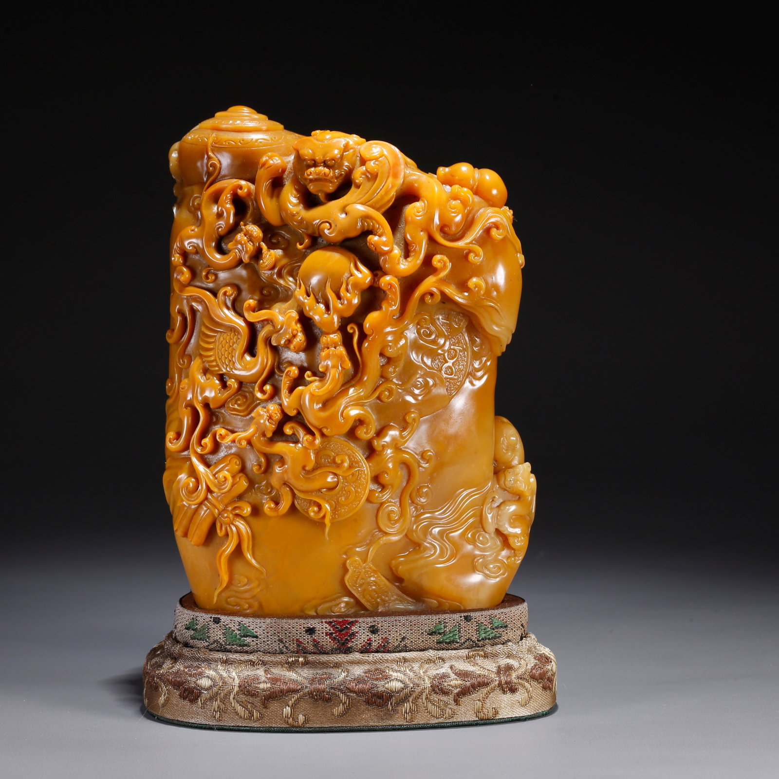 A SEAL CARVED WITH DRAGON PATTERN FROM SHOUSHAN TIANHUANG STONE: Seal Carved with Dragon Pattern from Shoushan Tianhuang Stone