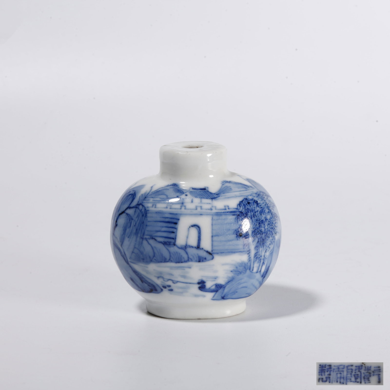 A BLUE AND WHITE SNUFF BOTTLE WITH LANDSCAPE PATTERNS (1 of 6)