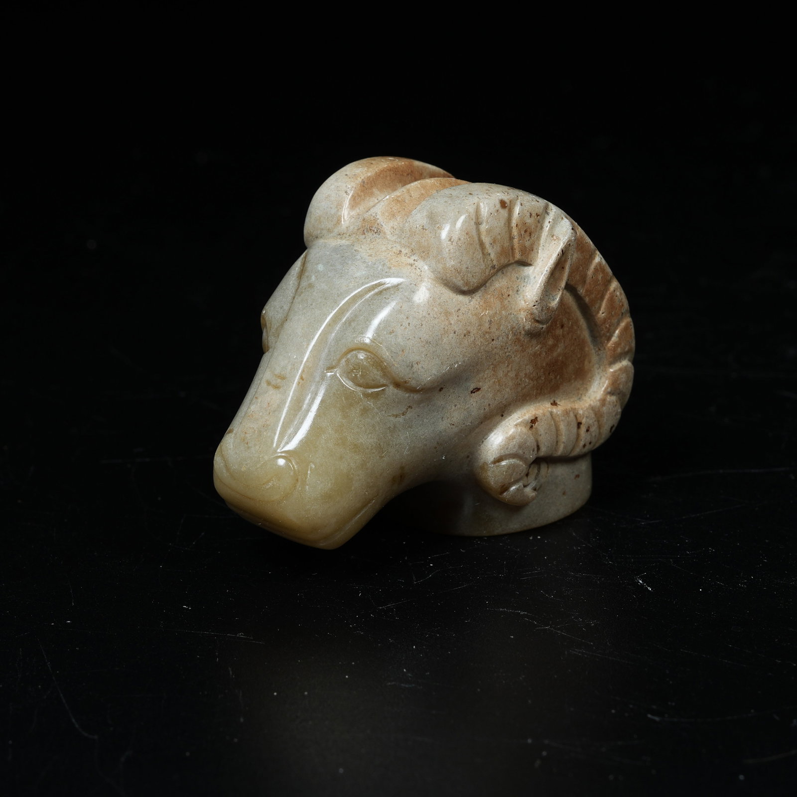 A ARCHAIC JADE ORNAMENT WITH SHEEP HEAD (1 of 5)