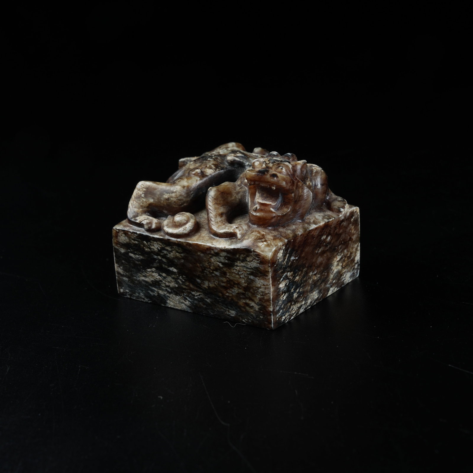 A ARCHAIC JADE SEAL WITH CHI DRAGON KNOB (1 of 8)