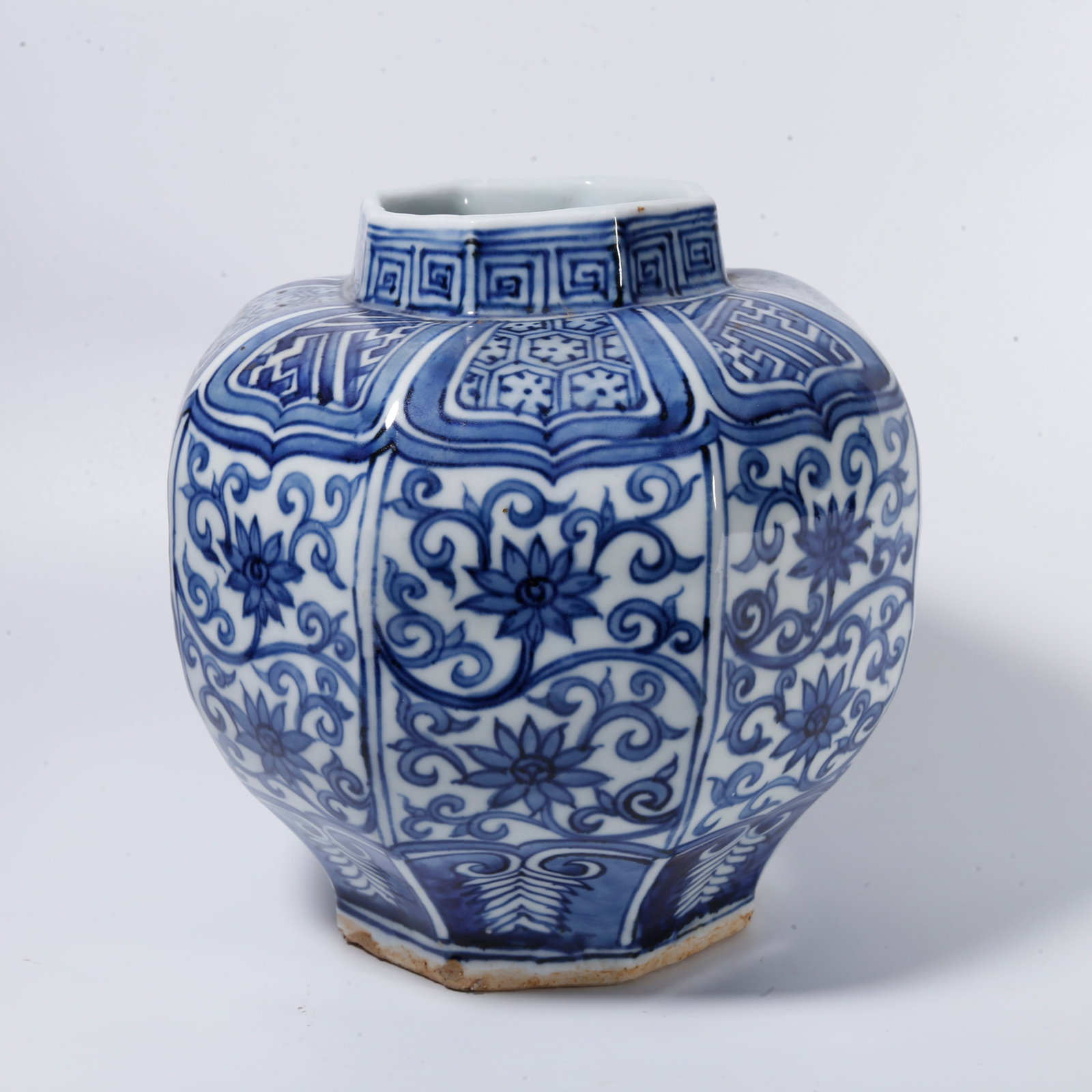 A BLUE-AND-WHITE EIGHT-SIDED JAR WITH INTERLOCKING FLORAL PATTERN (1 of 9)