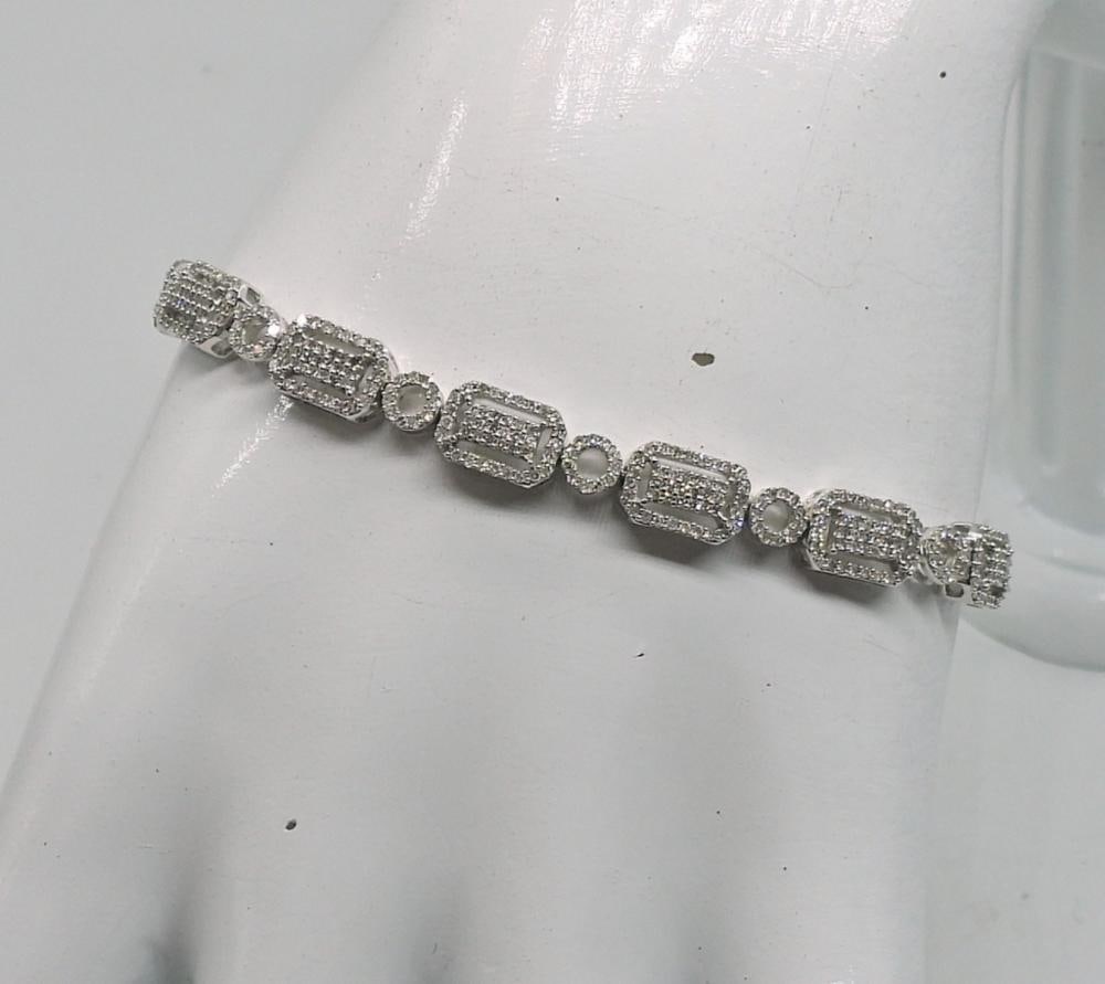 10K WHITE GOLD TENNIS BRACELET: 10K WHITE GOLD TENNIS BRACELET