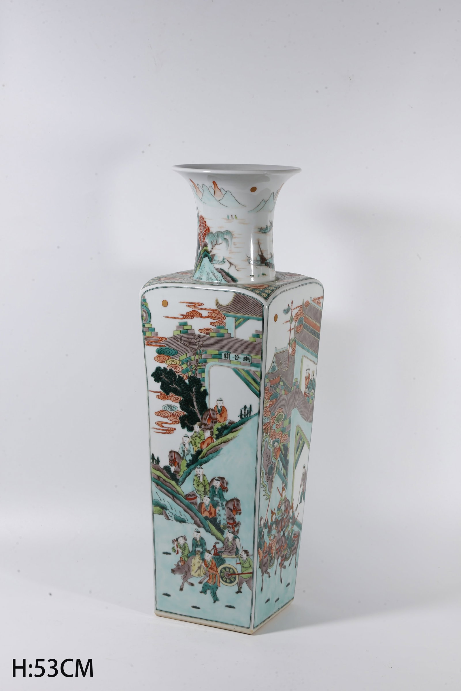 A WUCAI MALLET-SHAPED VASE WITH FIGURE STORY MOTIF: Wucai mallet-shaped vase with figure story motif