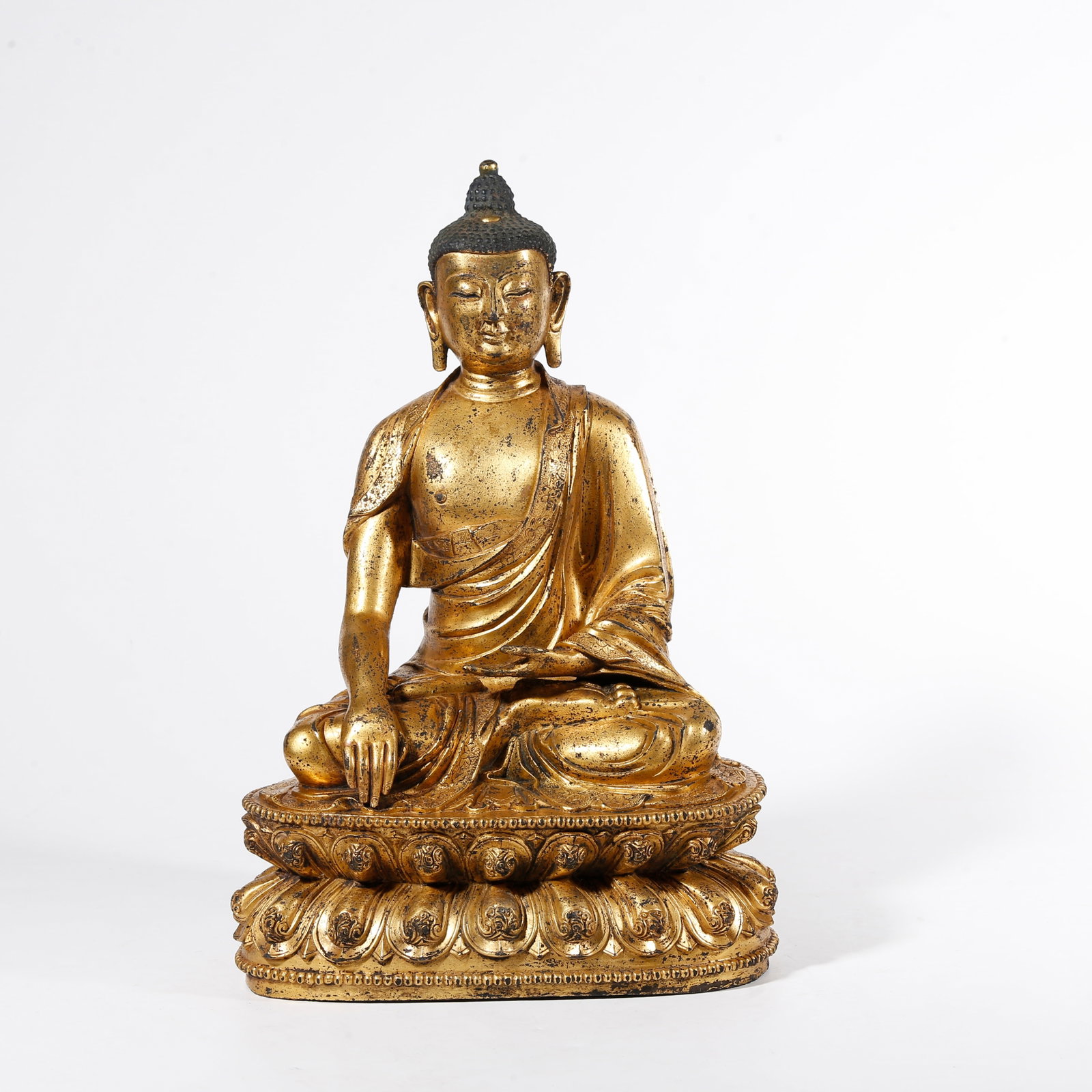 A GILT-BRONZE STATUE OF SAKYAMUNI: Gilt-Bronze Statue of Sakyamuni