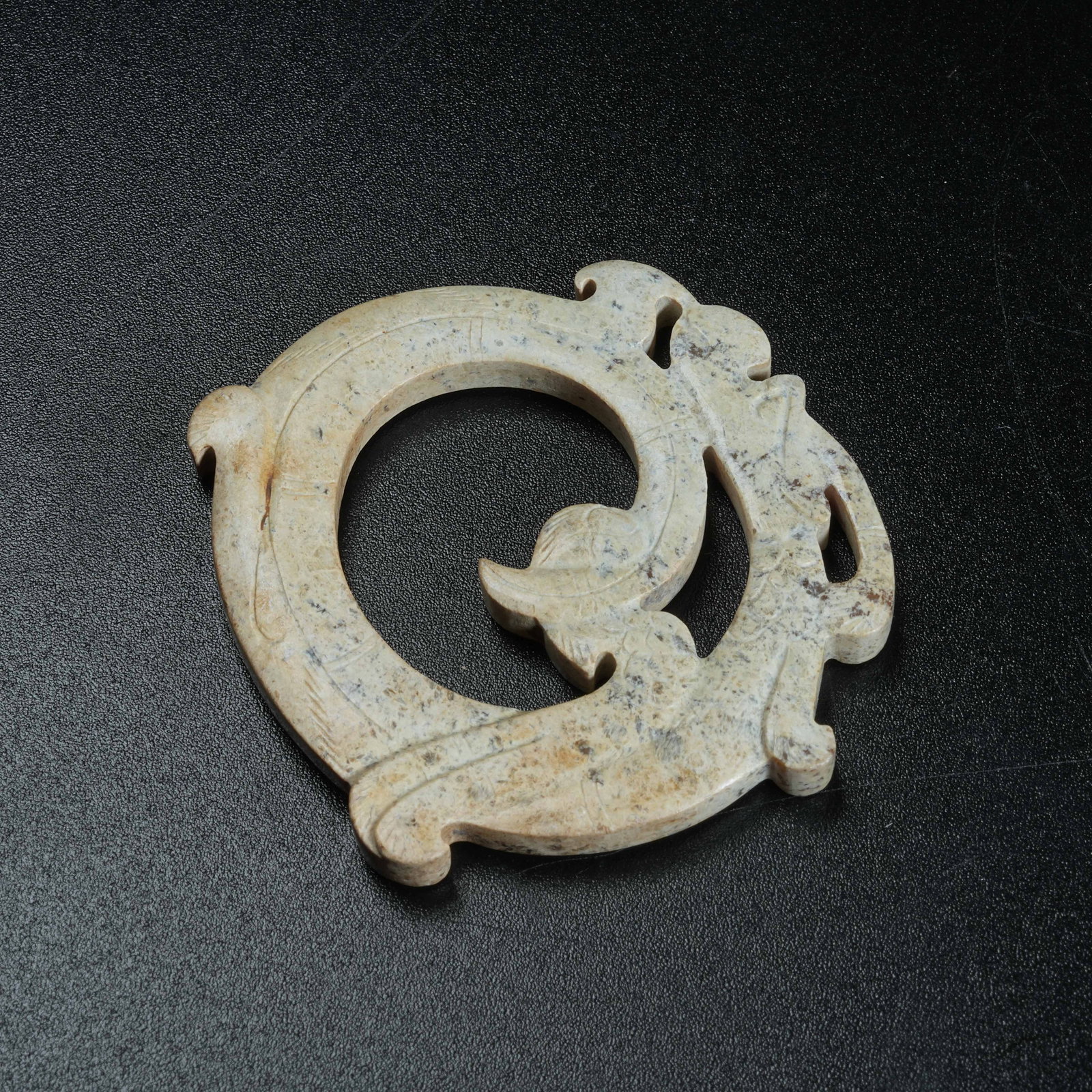 A ANCIENT JADE DRAGON-SHAPED RING: Ancient Jade Dragon-shaped Ring