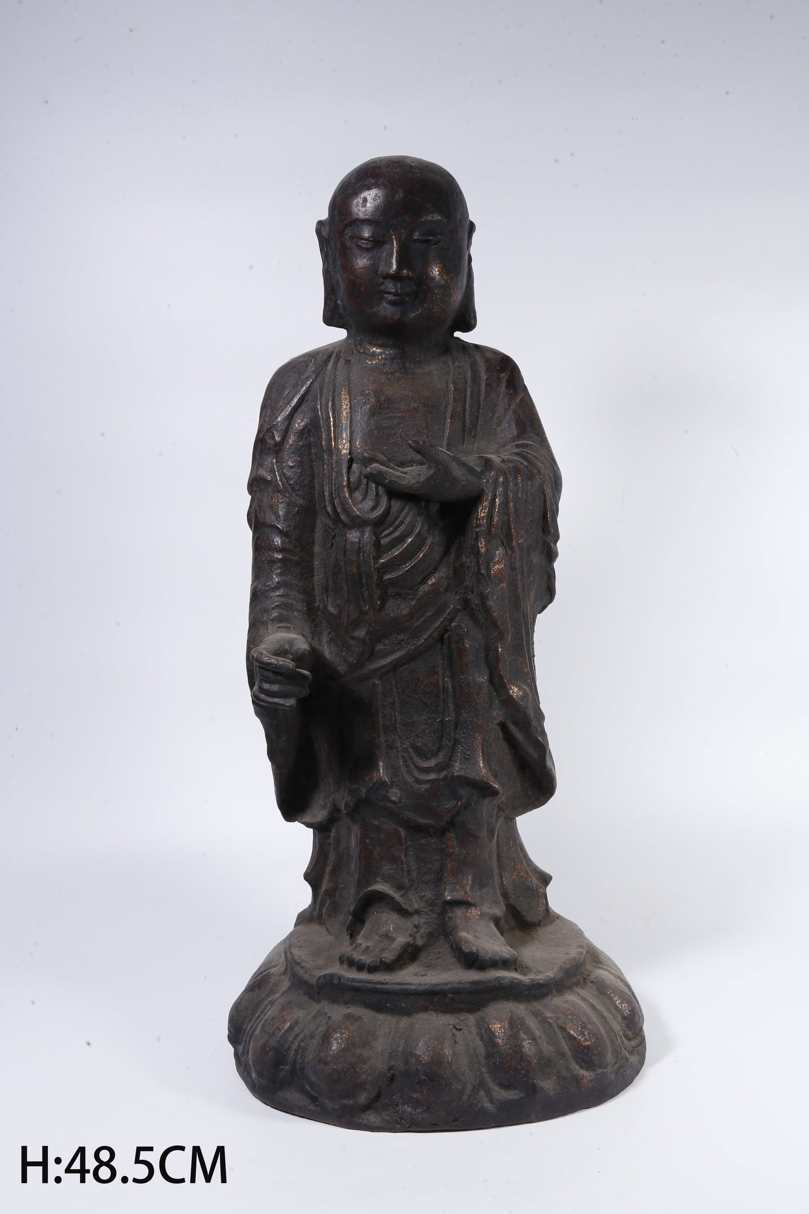 A BRONZE STANDING FIGURE STATUE: Bronze standing figure statue