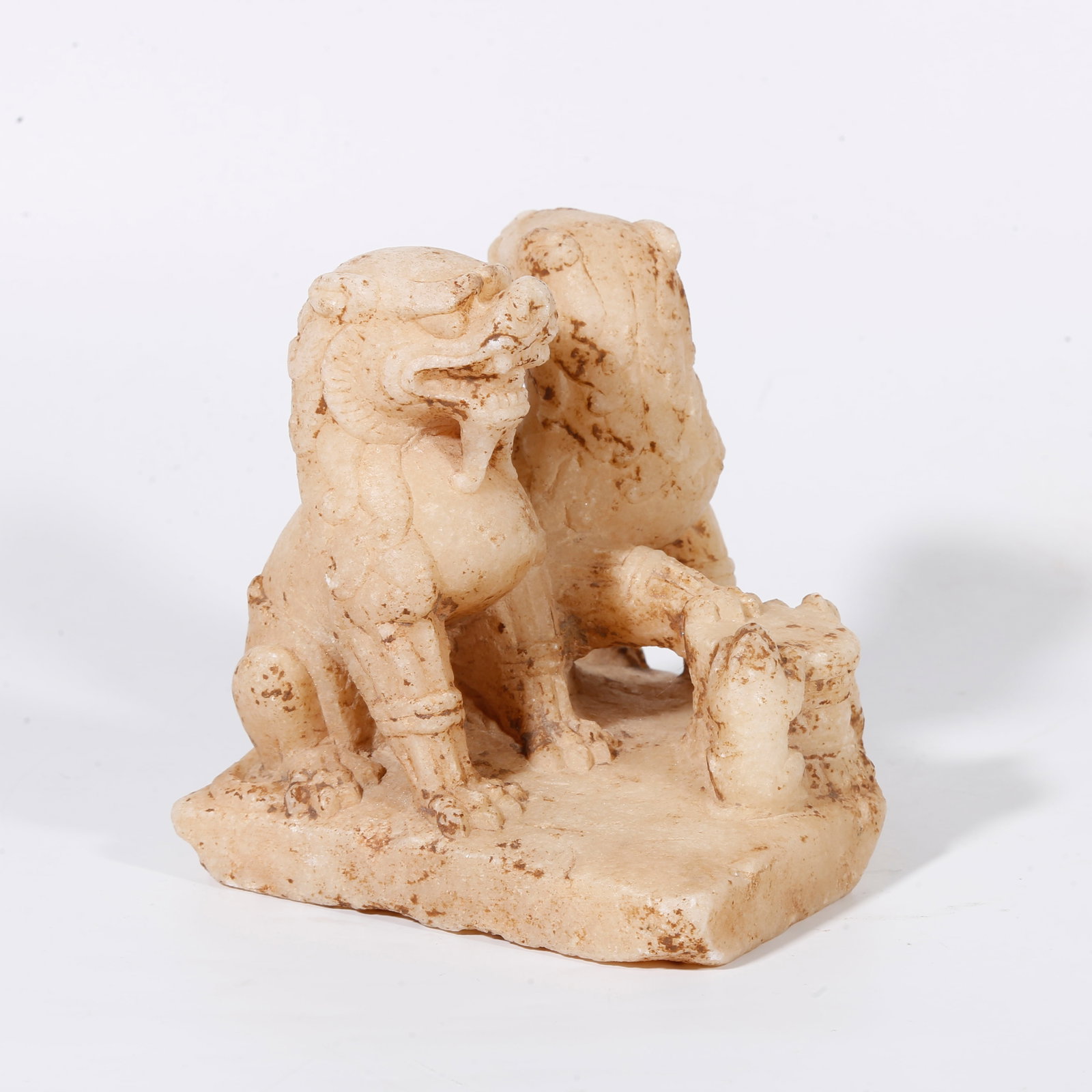 A WHITE MARBLE CARVED DOUBLE-LION ORNAMENT: White marble carved double-lion ornament
