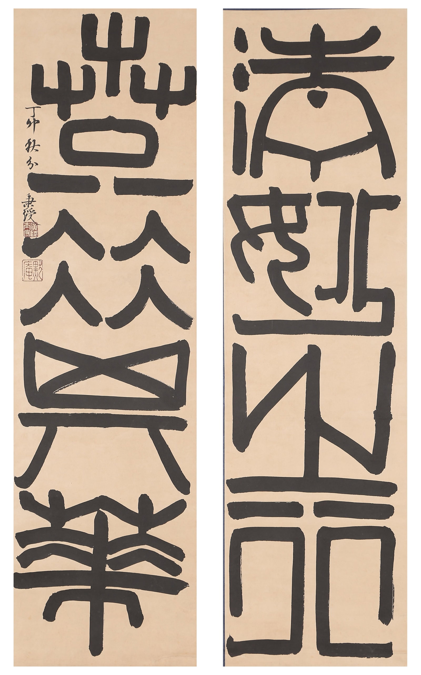 A COUPLET CALLIGRAPHY ON PAPER BY YI BINGSHOU.伊秉綬: Couplet Calligraphy on Paper by Yi Bingshou.伊秉綬