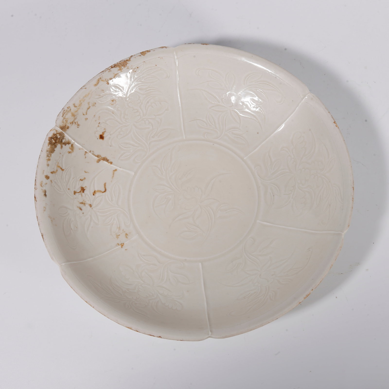 A DING KILN INCISED FLORAL MALLOW-MOUTHED PLATE: Ding kiln incised floral mallow-mouthed plate