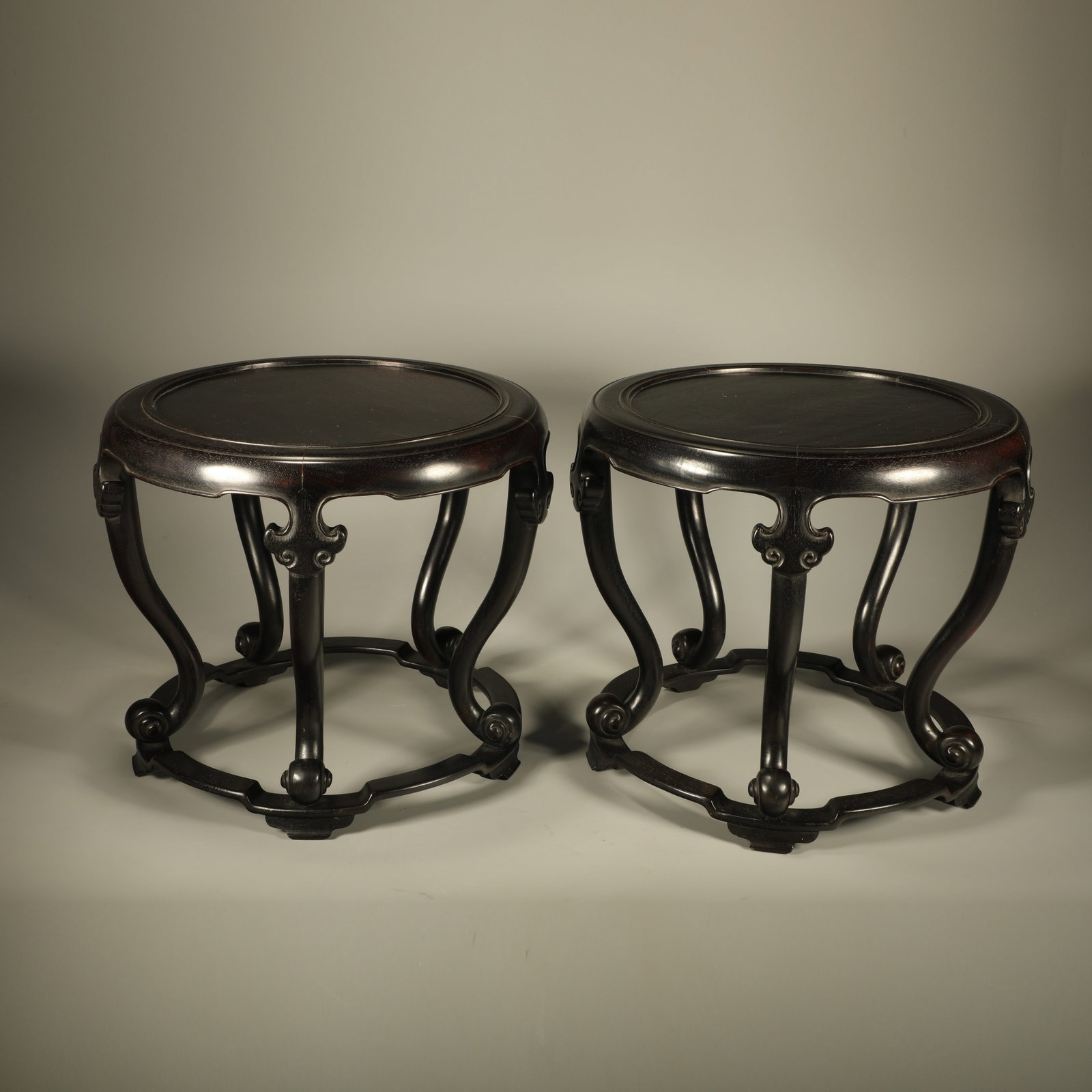 A PAIR OF SANDALWOOD FLOWER STANDS CARVED WITH GANODERMA RUYI PATTERNS: Pair of Sandalwood Flower Stands Carved with Ganoderma Ruyi Patterns