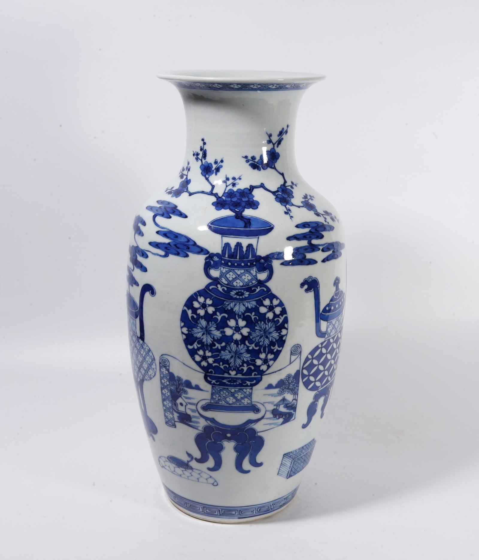 A VASE FOR APPRECIATION WITH BLUE-AND-WHITE ANTIQUE MOTIF: Vase for appreciation with blue-and-white antique motif